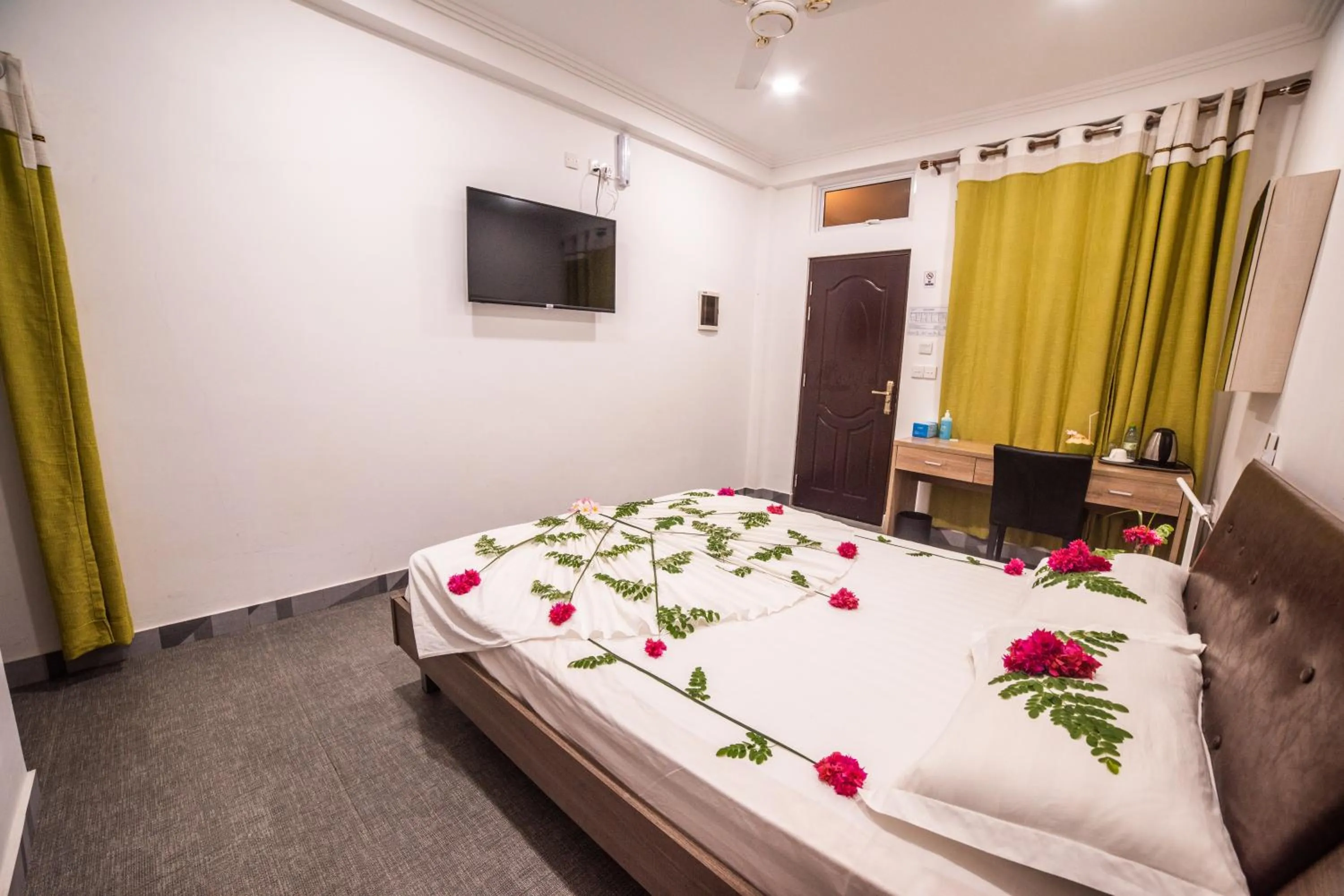 Bedroom, Bed in Dhangethi INN