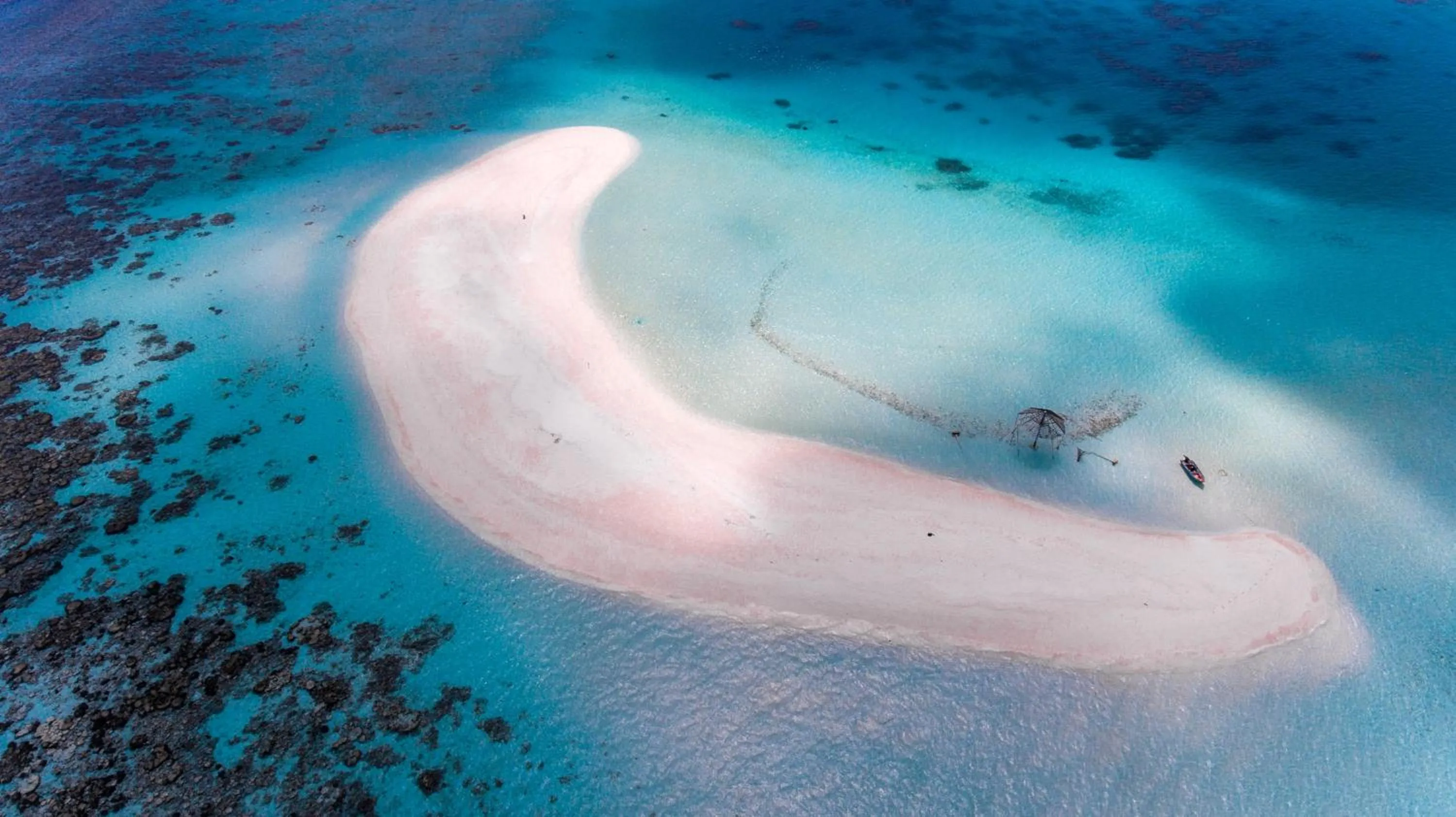 Beach in Dhangethi INN