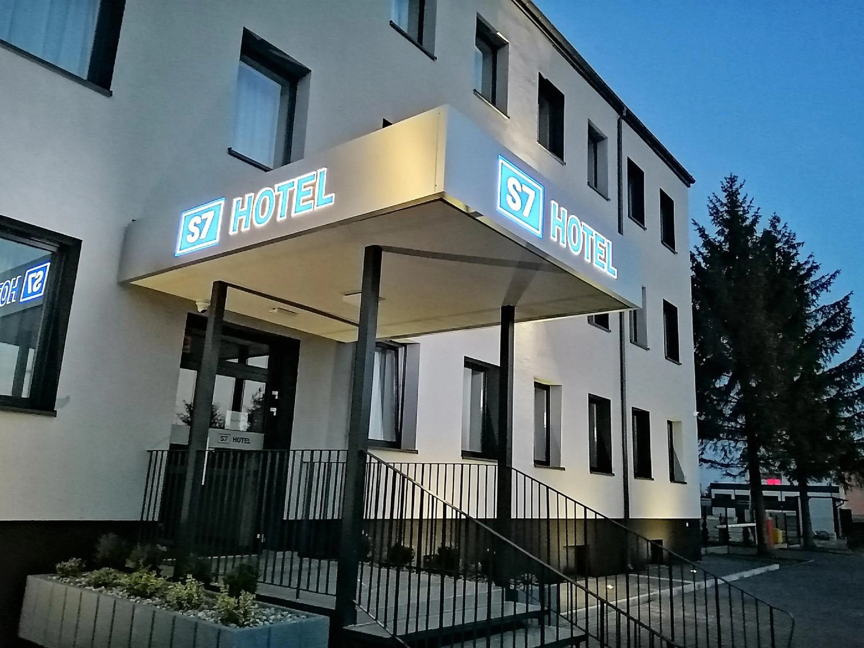 Facade/entrance in S7 Hotel