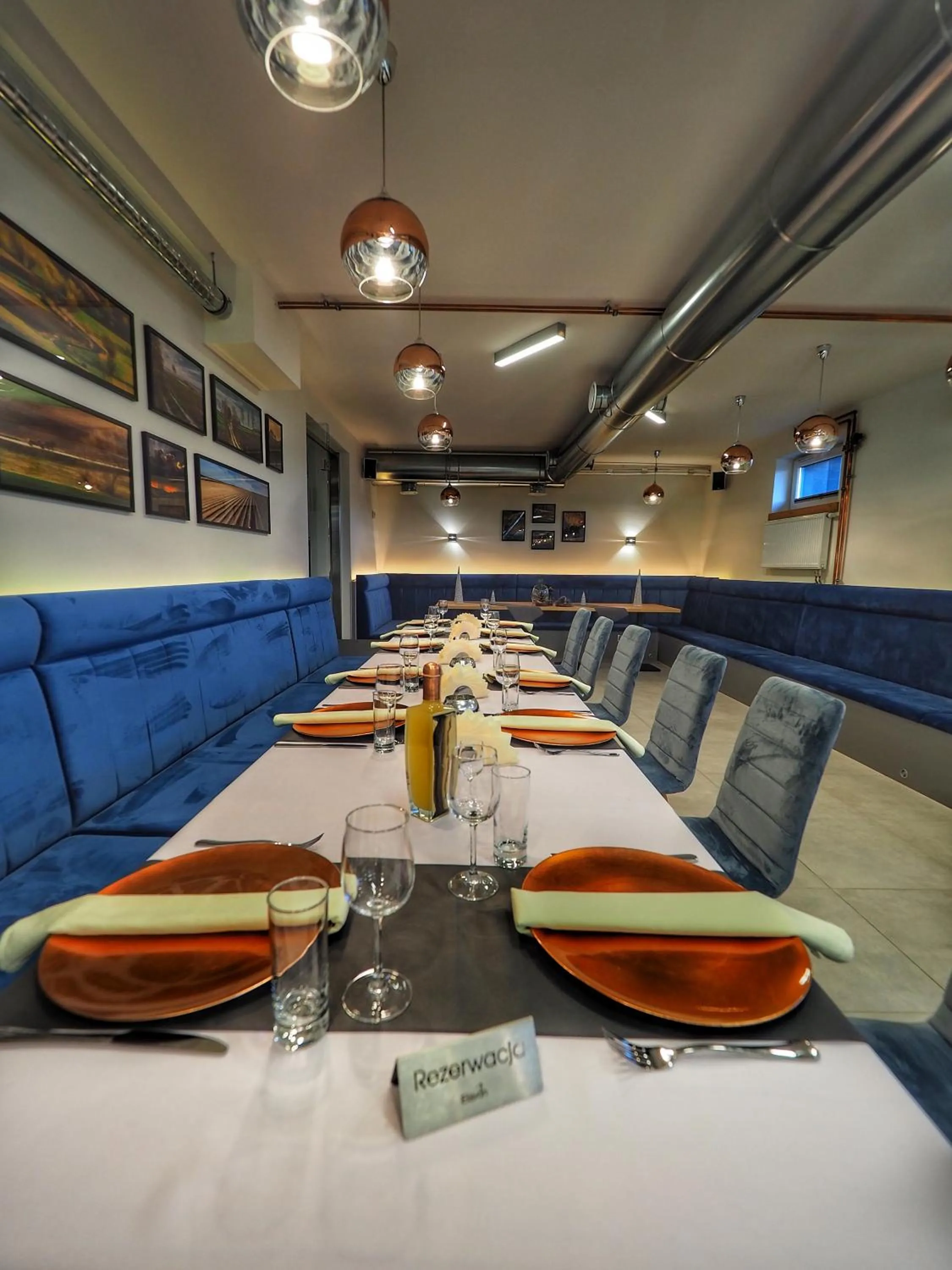 Restaurant/places to eat in S7 Hotel