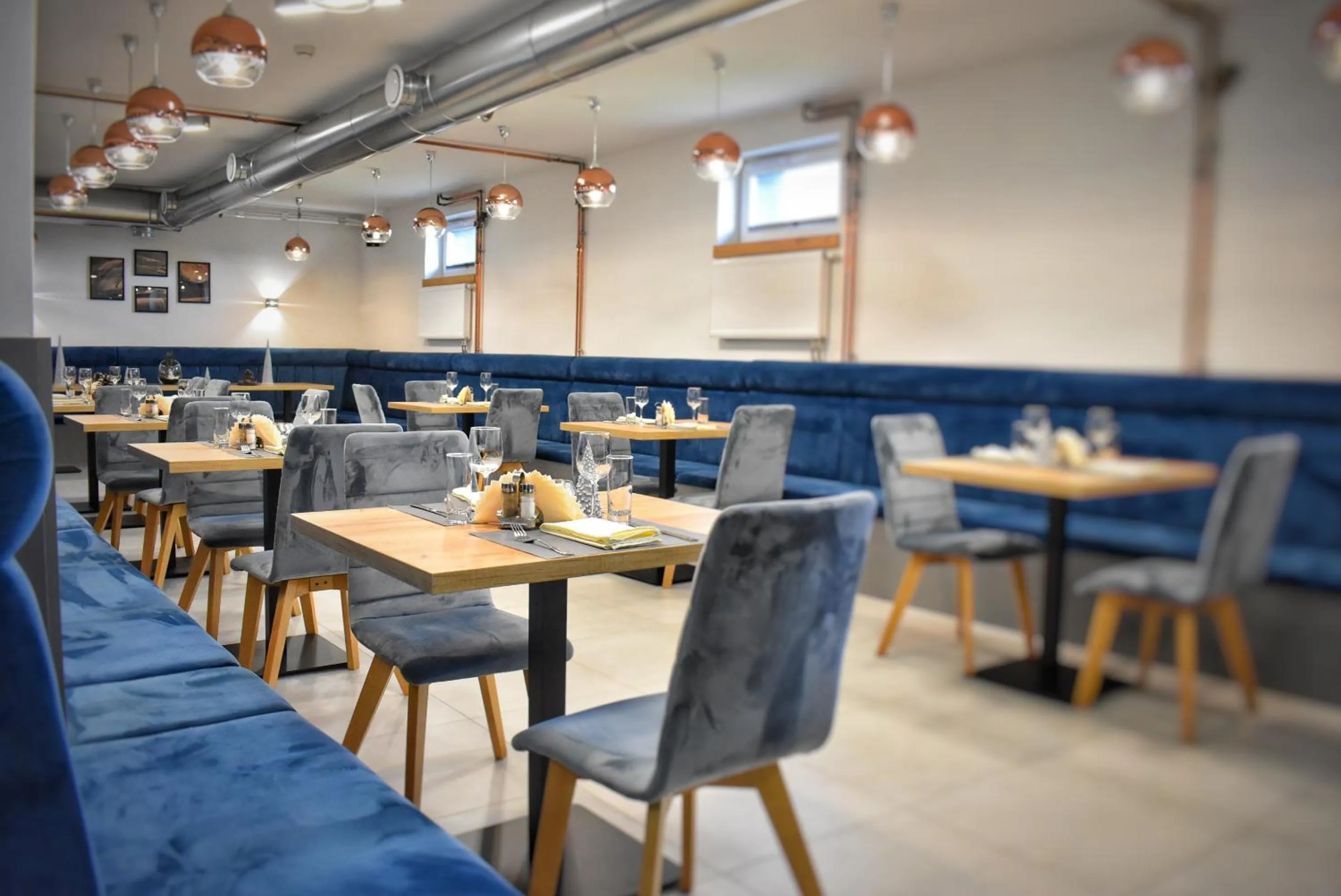 Restaurant/places to eat in S7 Hotel