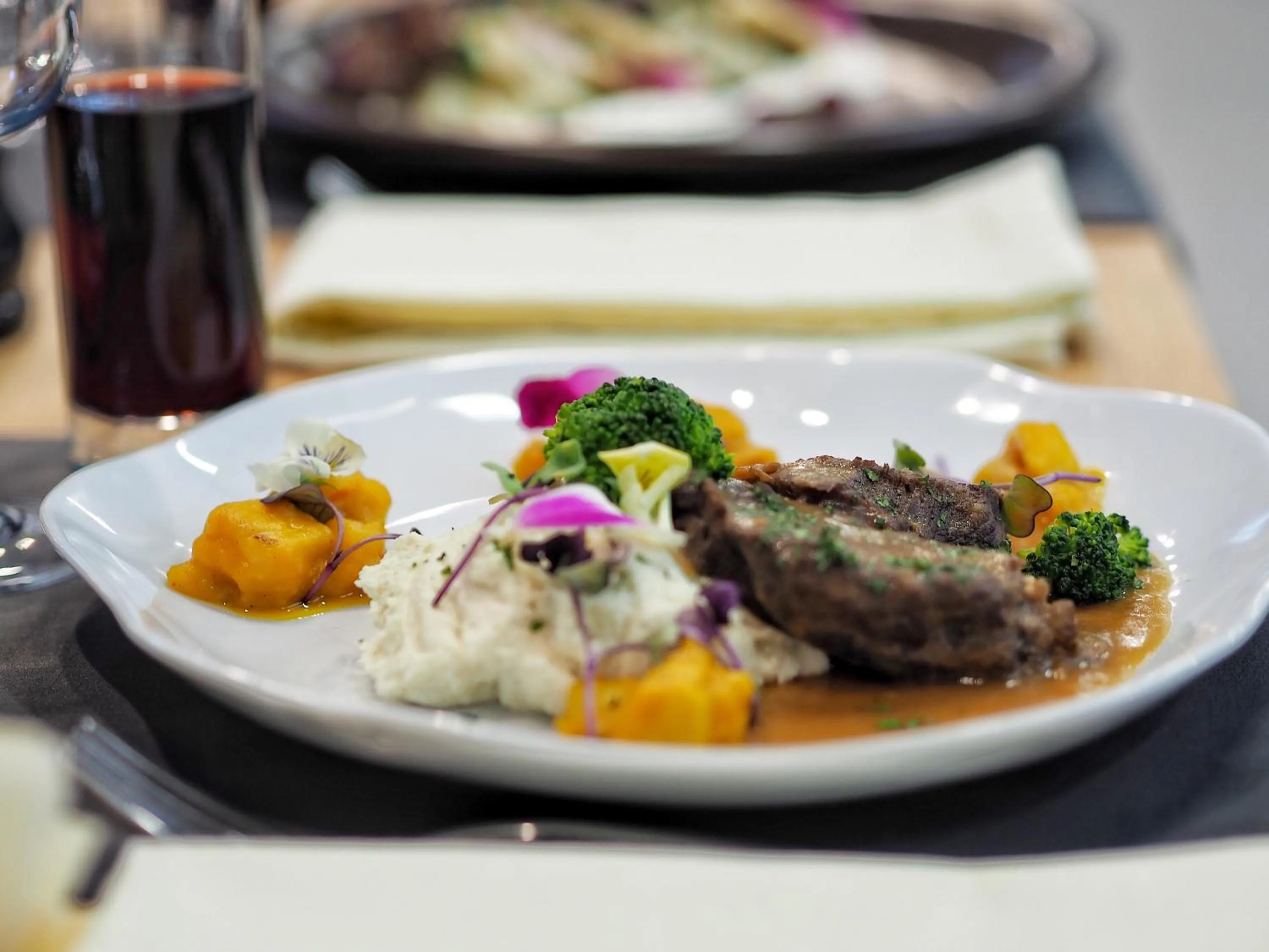 Restaurant/places to eat in S7 Hotel