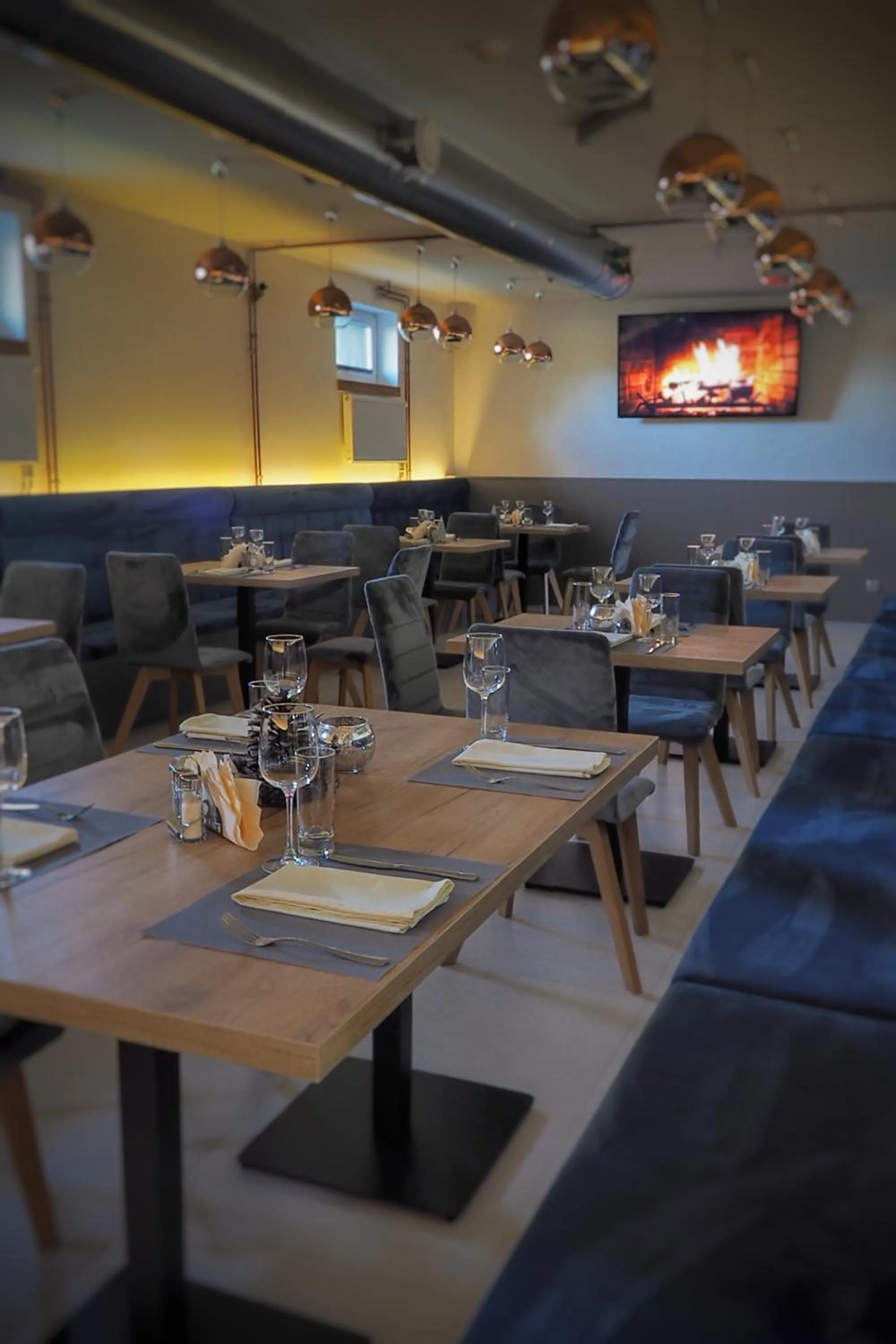 Restaurant/places to eat in S7 Hotel