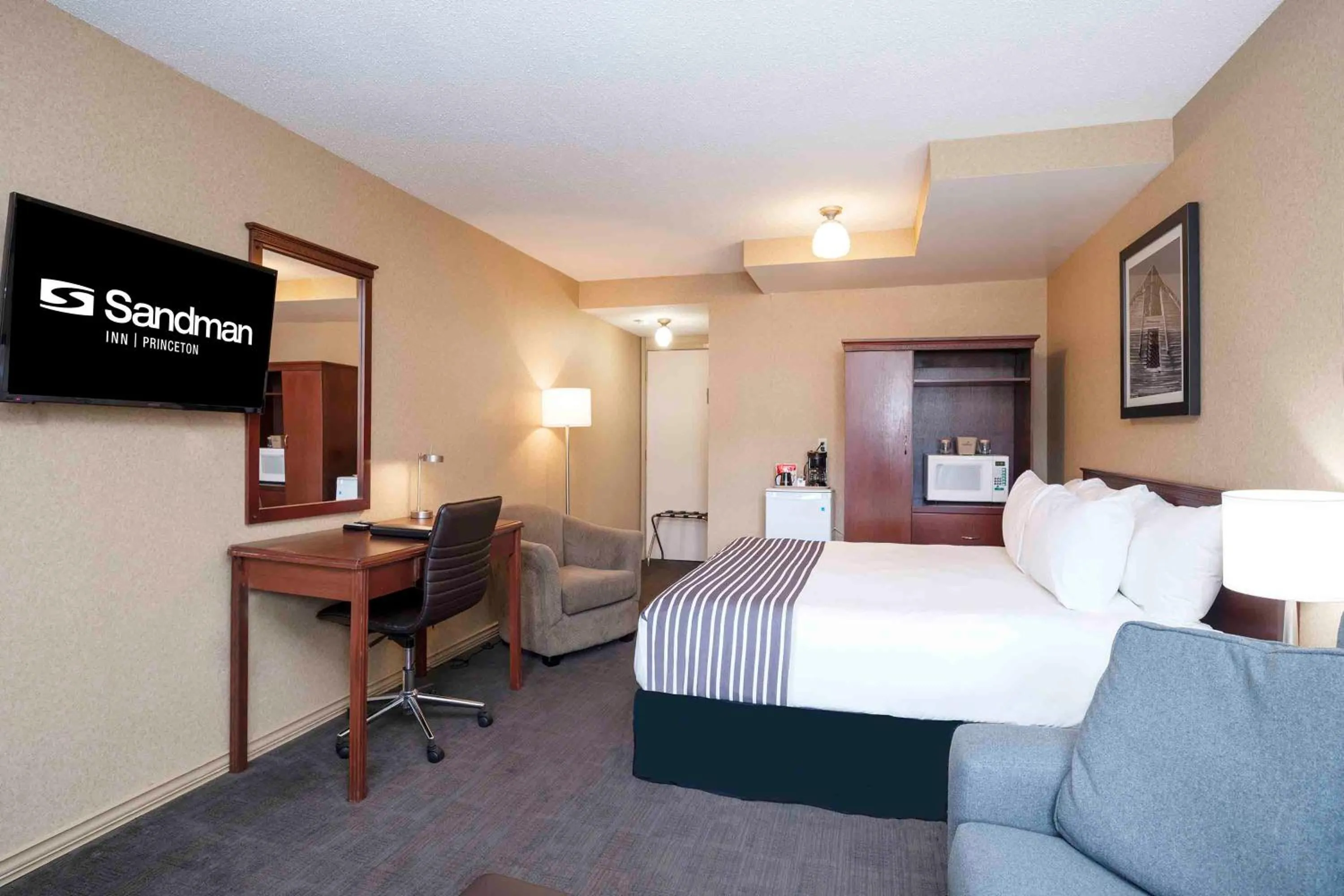 Photo of the whole room, Bed in Sandman Inn Princeton