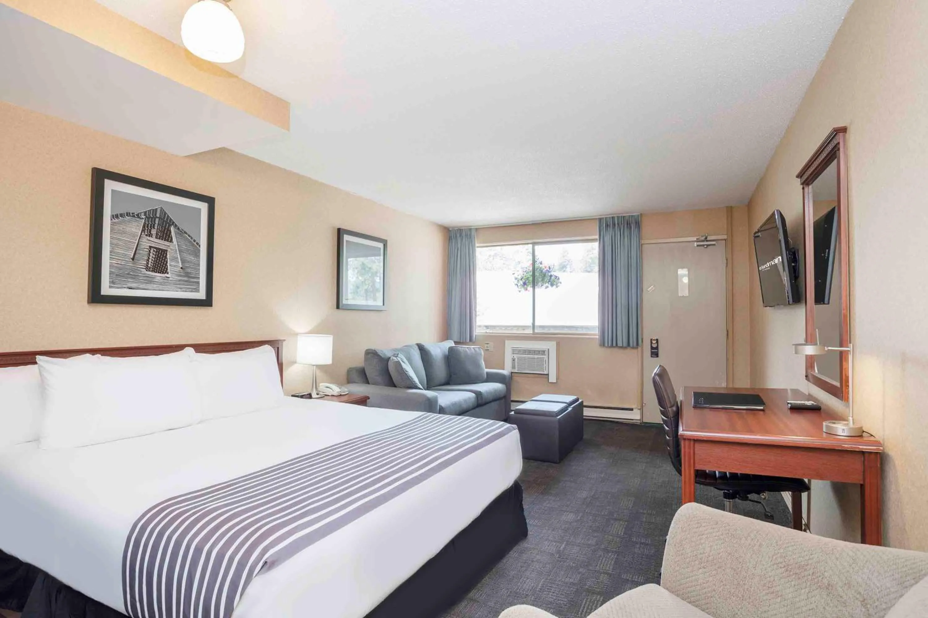 Photo of the whole room, Bed in Sandman Inn Princeton