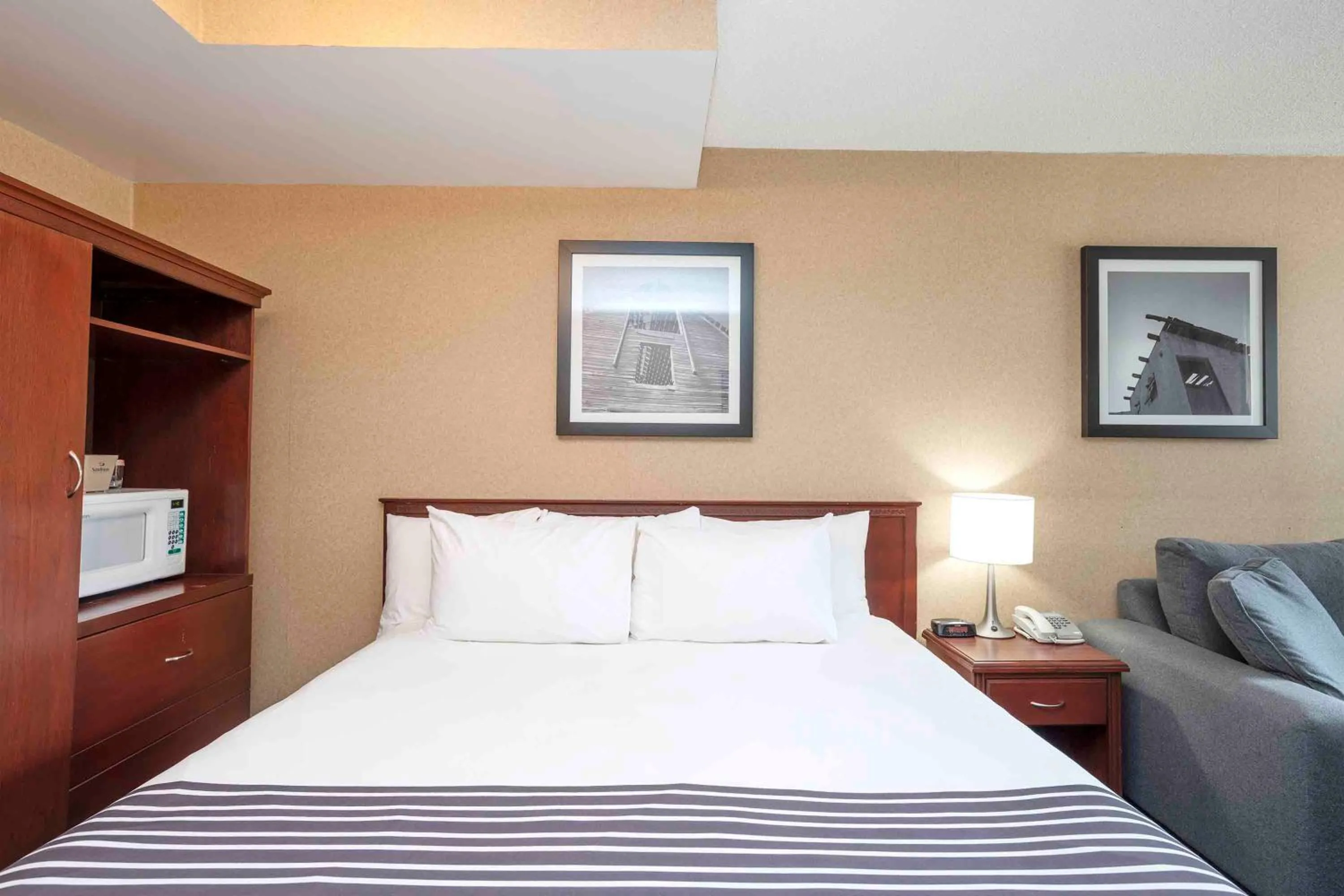 Photo of the whole room, Bed in Sandman Inn Princeton