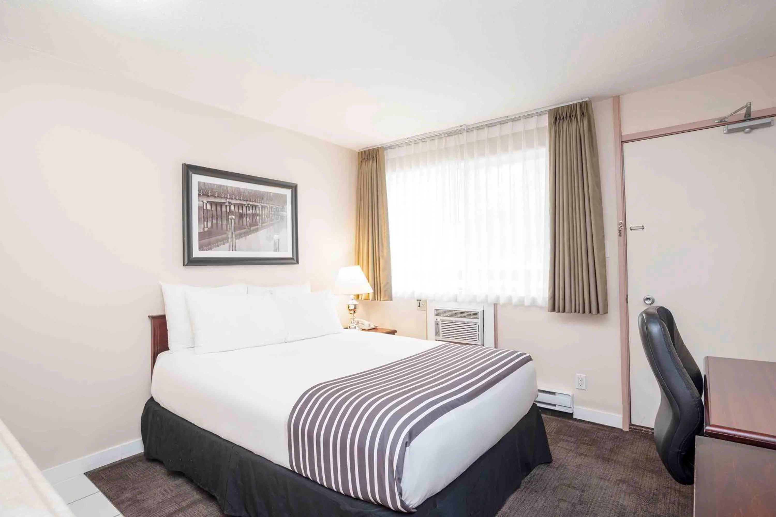 Photo of the whole room, Bed in Sandman Inn Princeton