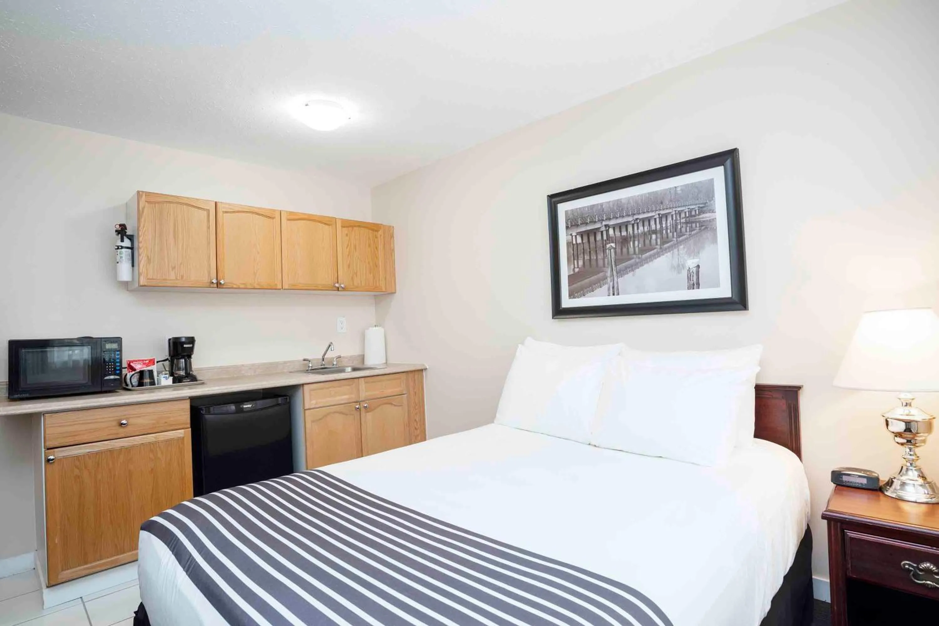 Photo of the whole room, Bed in Sandman Inn Princeton