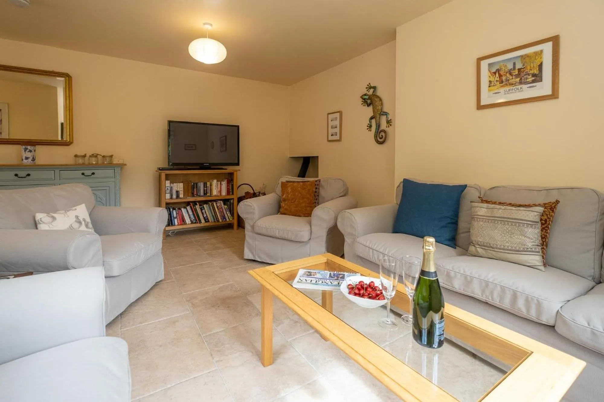 Property building in Willow House in Knodishall, Sleeps 7 - Only a short drive from Aldeburgh, Thorpeness & Snape Maltings - Managed by Aldeburgh Coastal Cottages