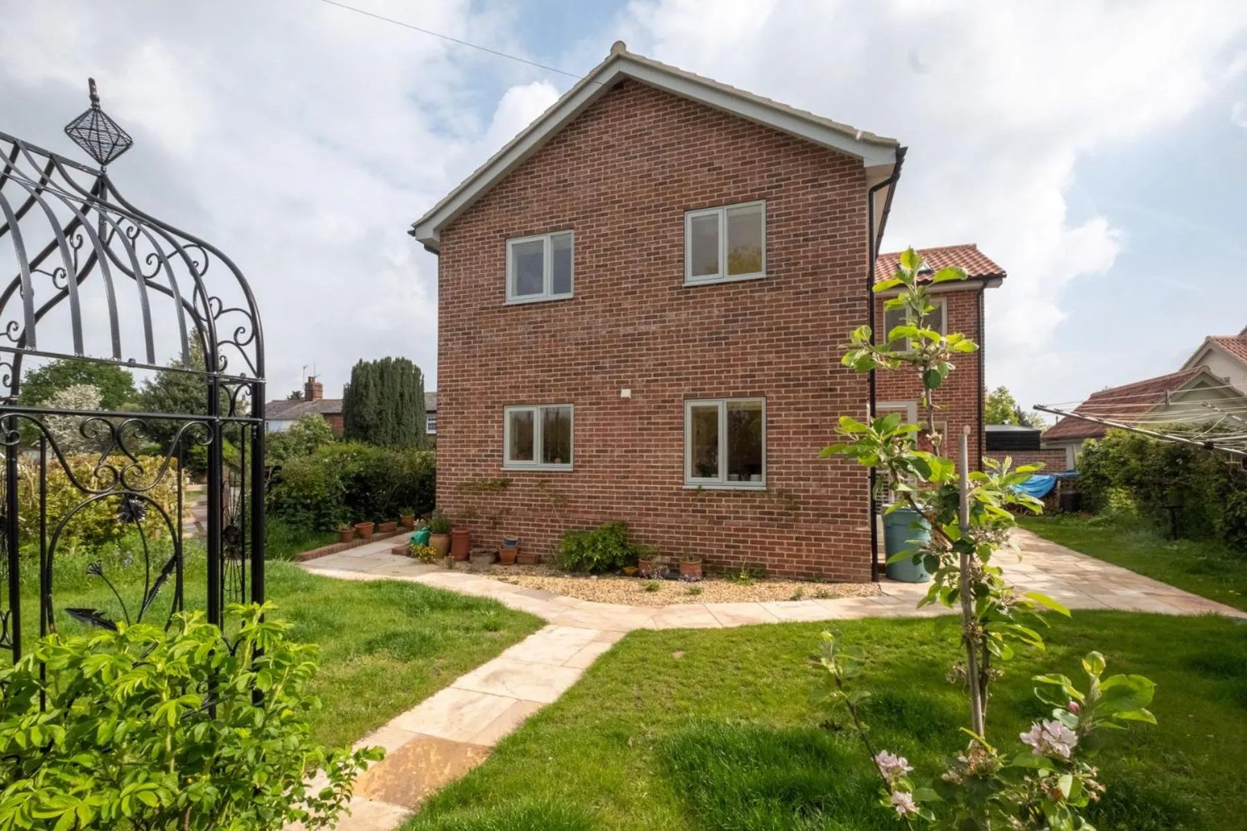 Property building in Willow House in Knodishall, Sleeps 7 - Only a short drive from Aldeburgh, Thorpeness & Snape Maltings - Managed by Aldeburgh Coastal Cottages