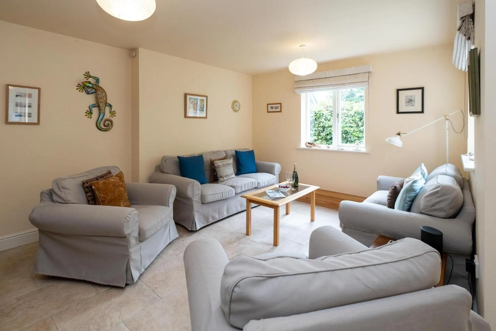 Property building in Willow House in Knodishall, Sleeps 7 - Only a short drive from Aldeburgh, Thorpeness & Snape Maltings - Managed by Aldeburgh Coastal Cottages