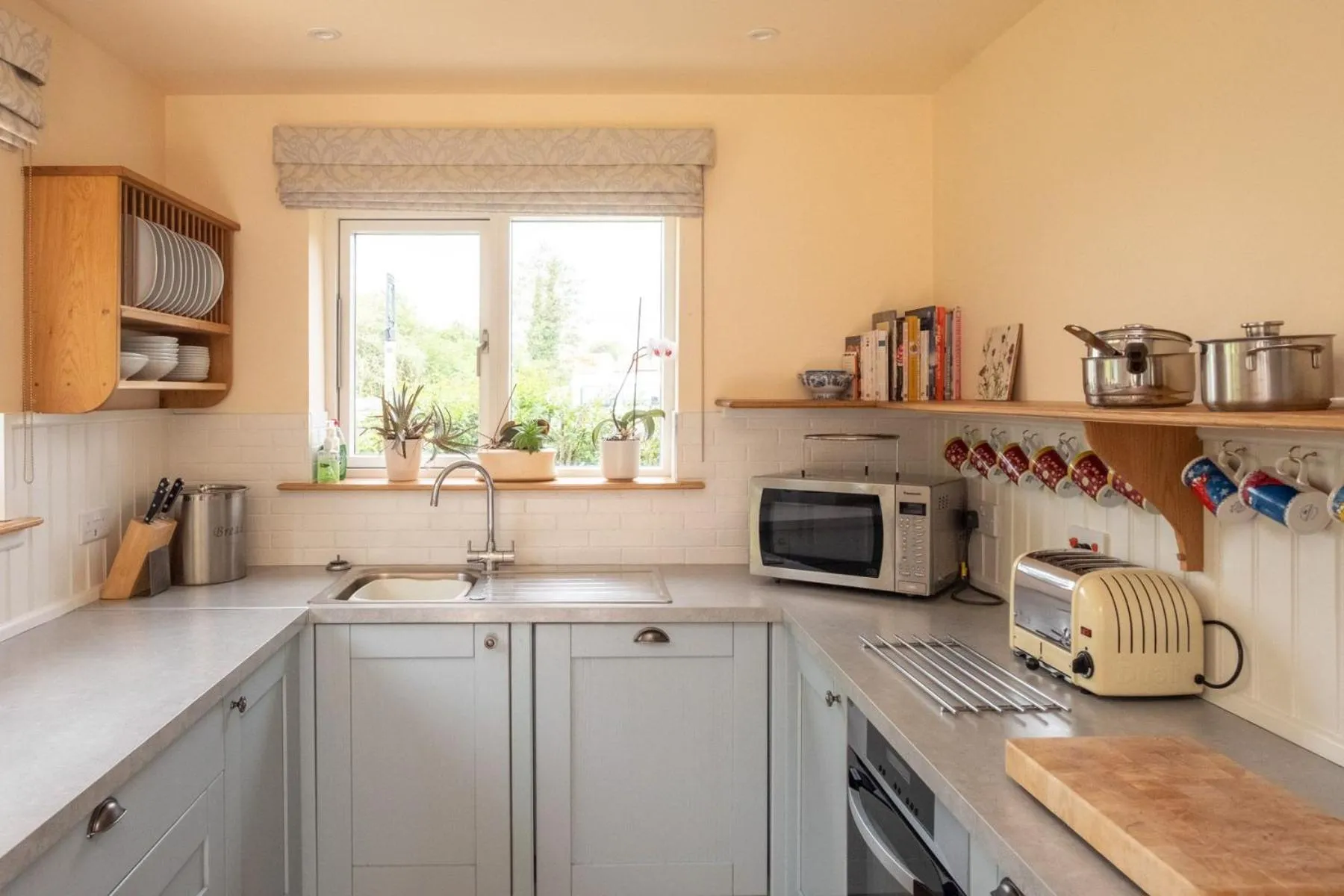 Property building in Willow House in Knodishall, Sleeps 7 - Only a short drive from Aldeburgh, Thorpeness & Snape Maltings - Managed by Aldeburgh Coastal Cottages