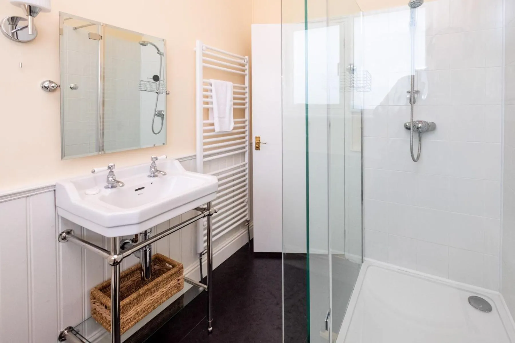 Property building in Willow House in Knodishall, Sleeps 7 - Only a short drive from Aldeburgh, Thorpeness & Snape Maltings - Managed by Aldeburgh Coastal Cottages