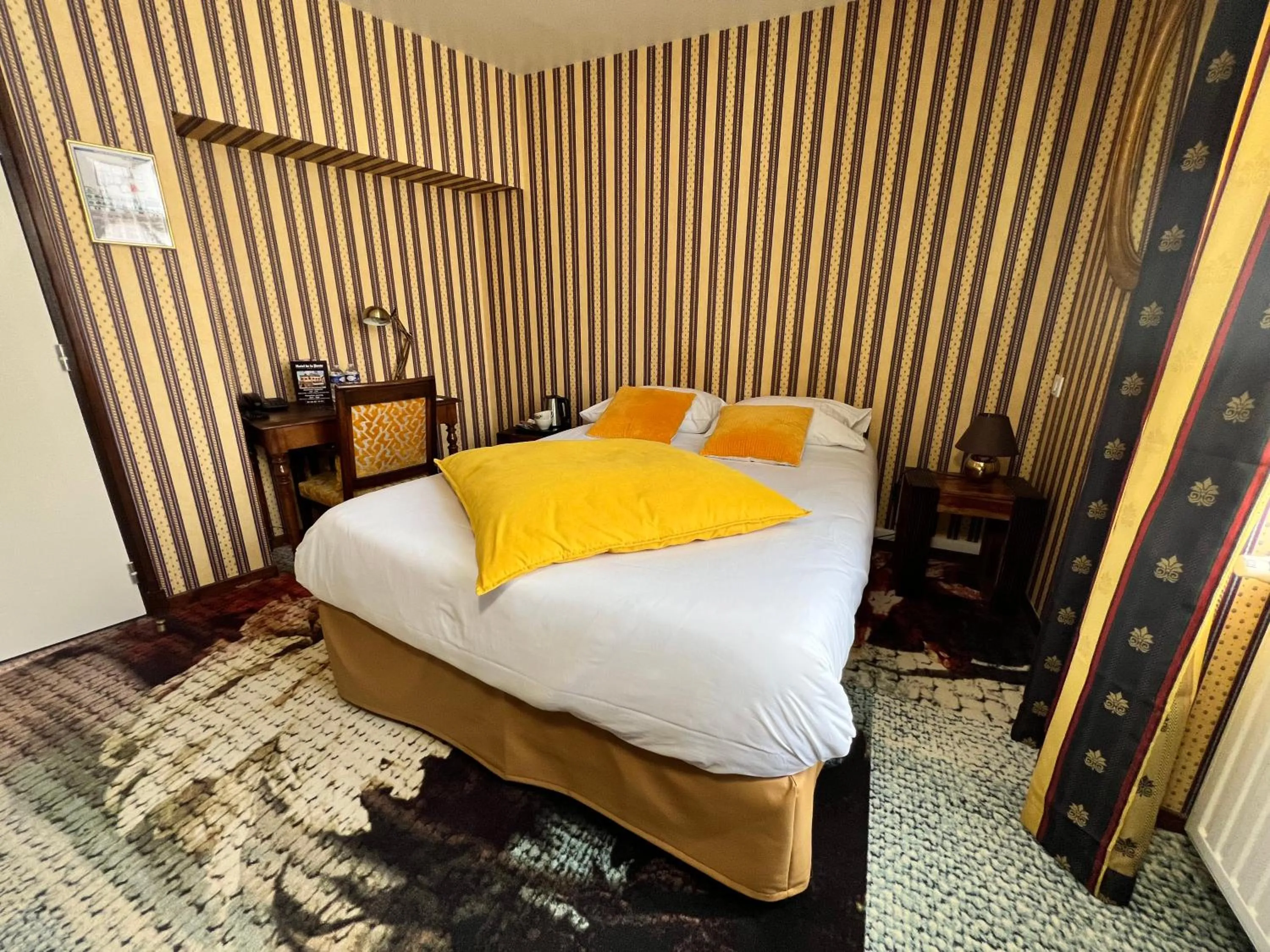 Bed in Hotel De La Poste