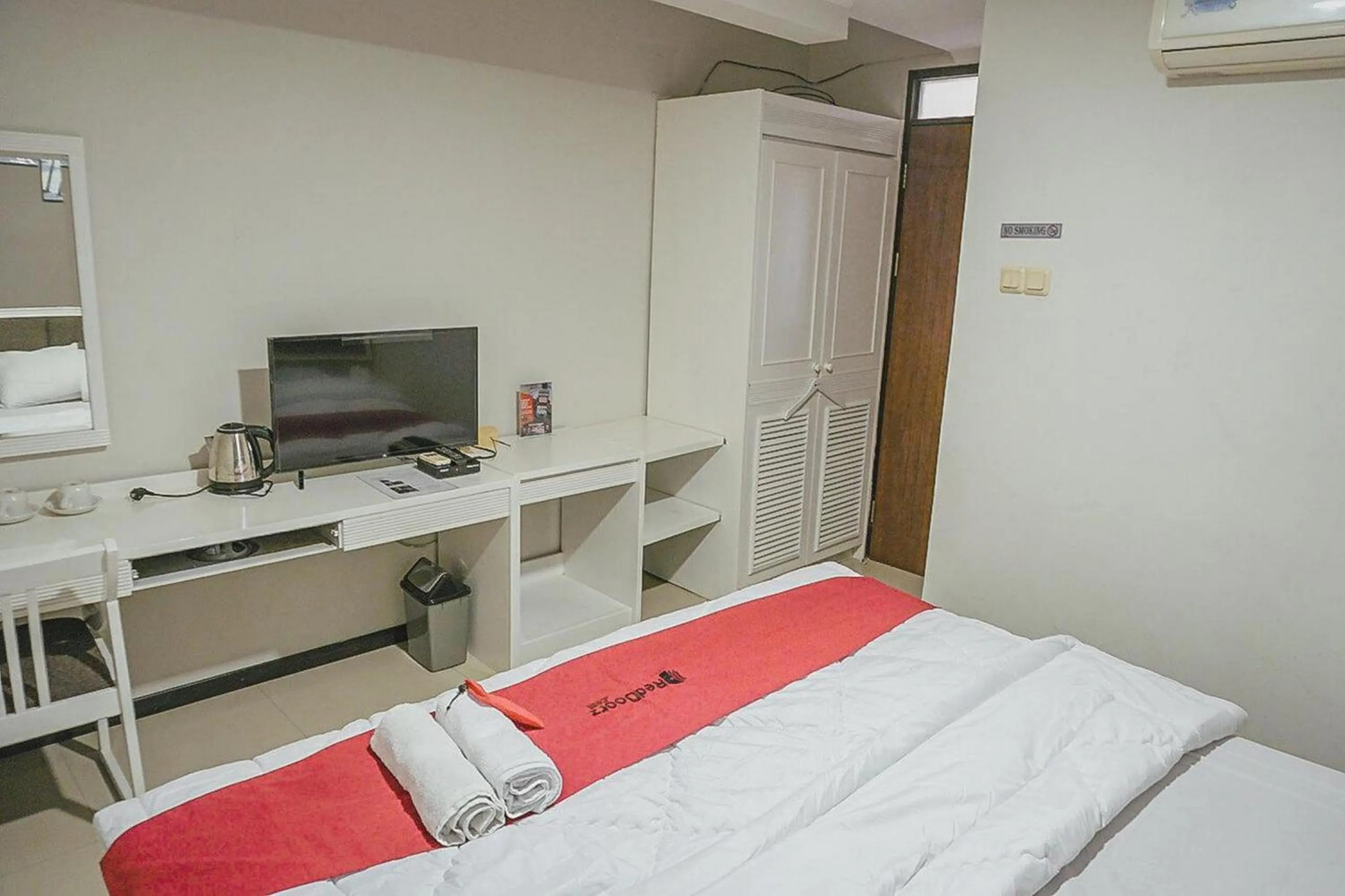 Bedroom, Bed in RedDoorz Plus @ Sawah Besar