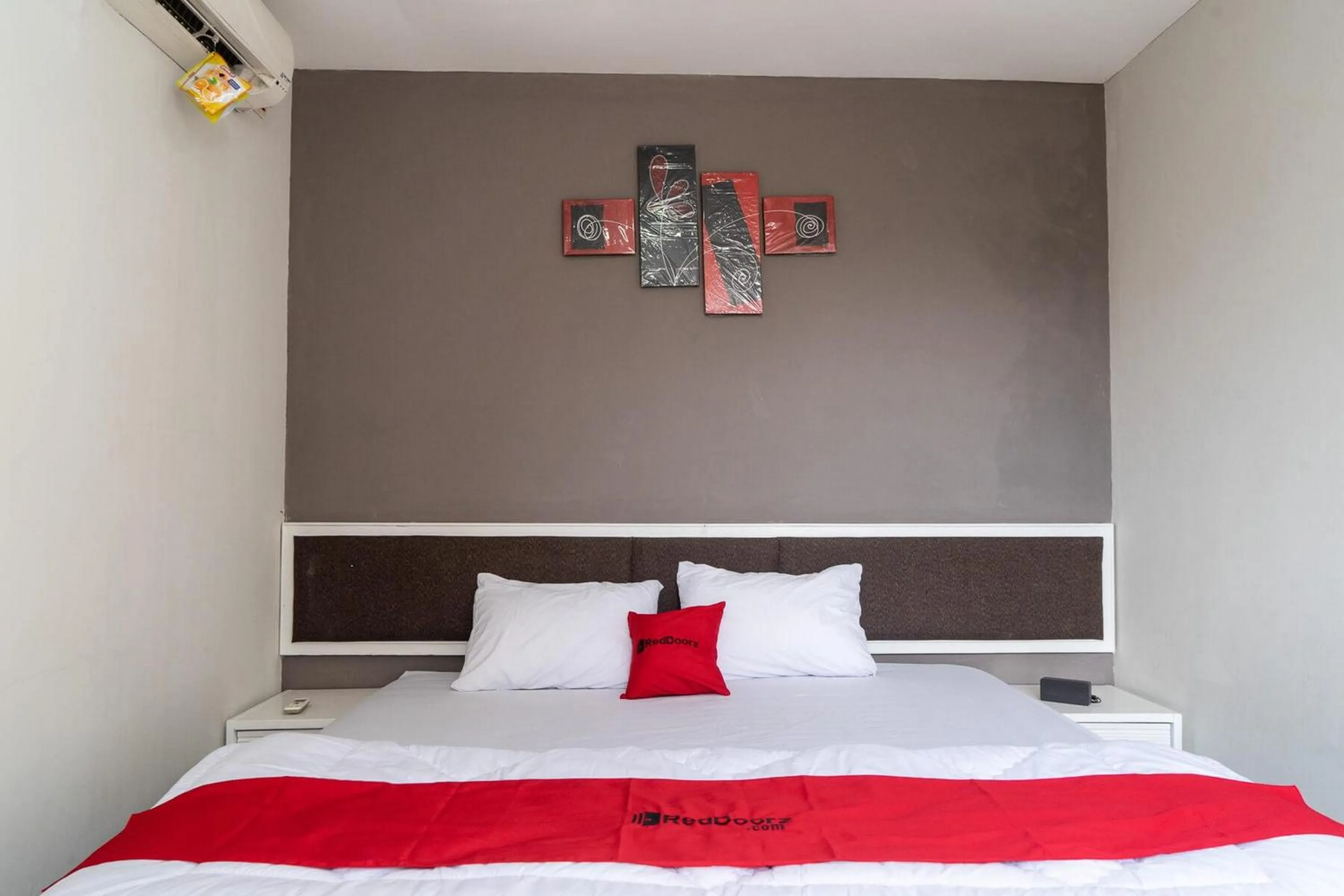 Bedroom, Bed in RedDoorz Plus @ Sawah Besar