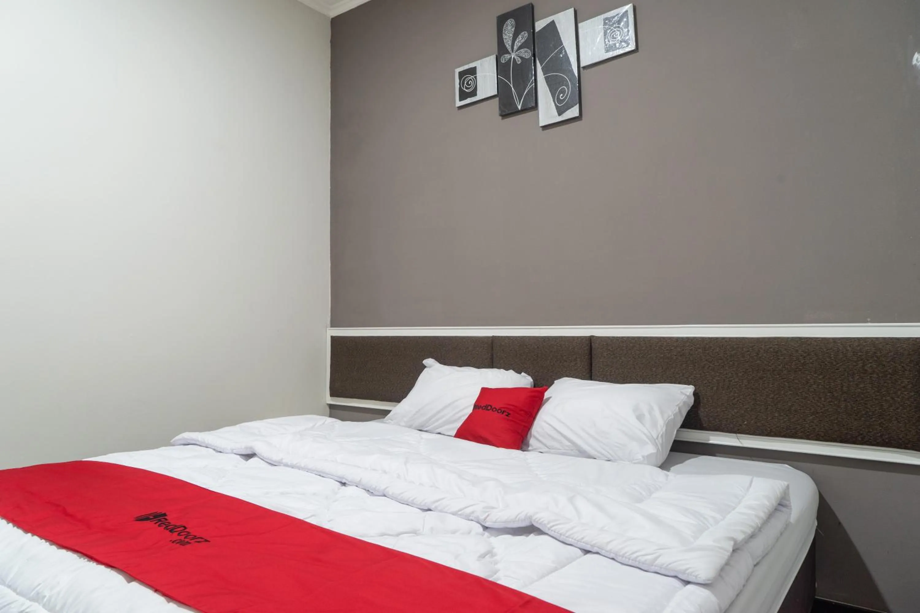 Bedroom, Bed in RedDoorz Plus @ Sawah Besar