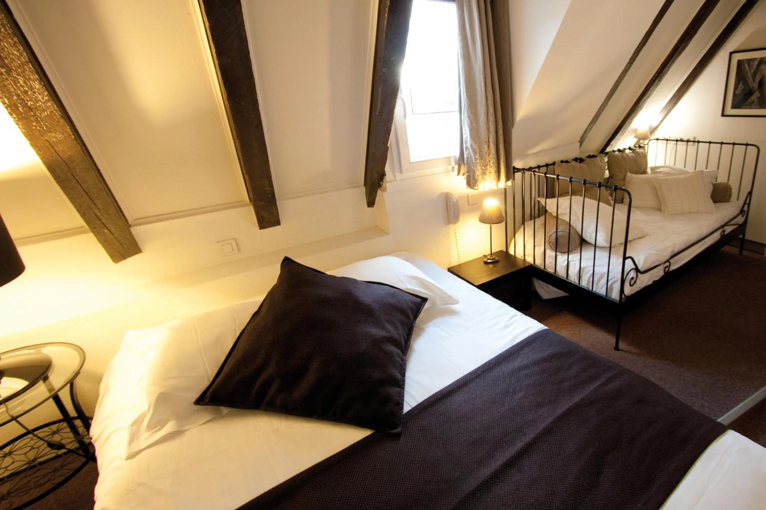 Photo of the whole room, Bed in Le Kléber Hôtel
