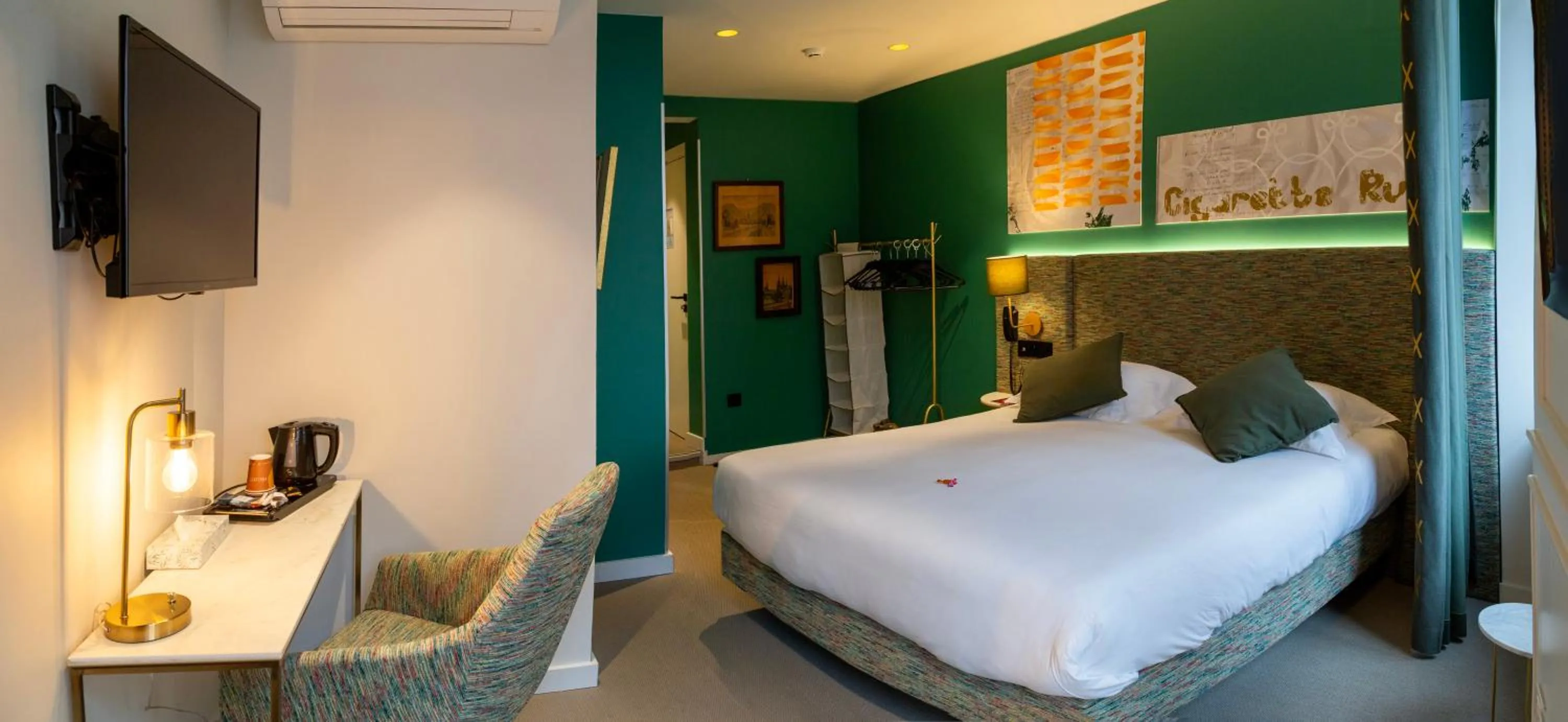 Bed in Le Kléber Hôtel