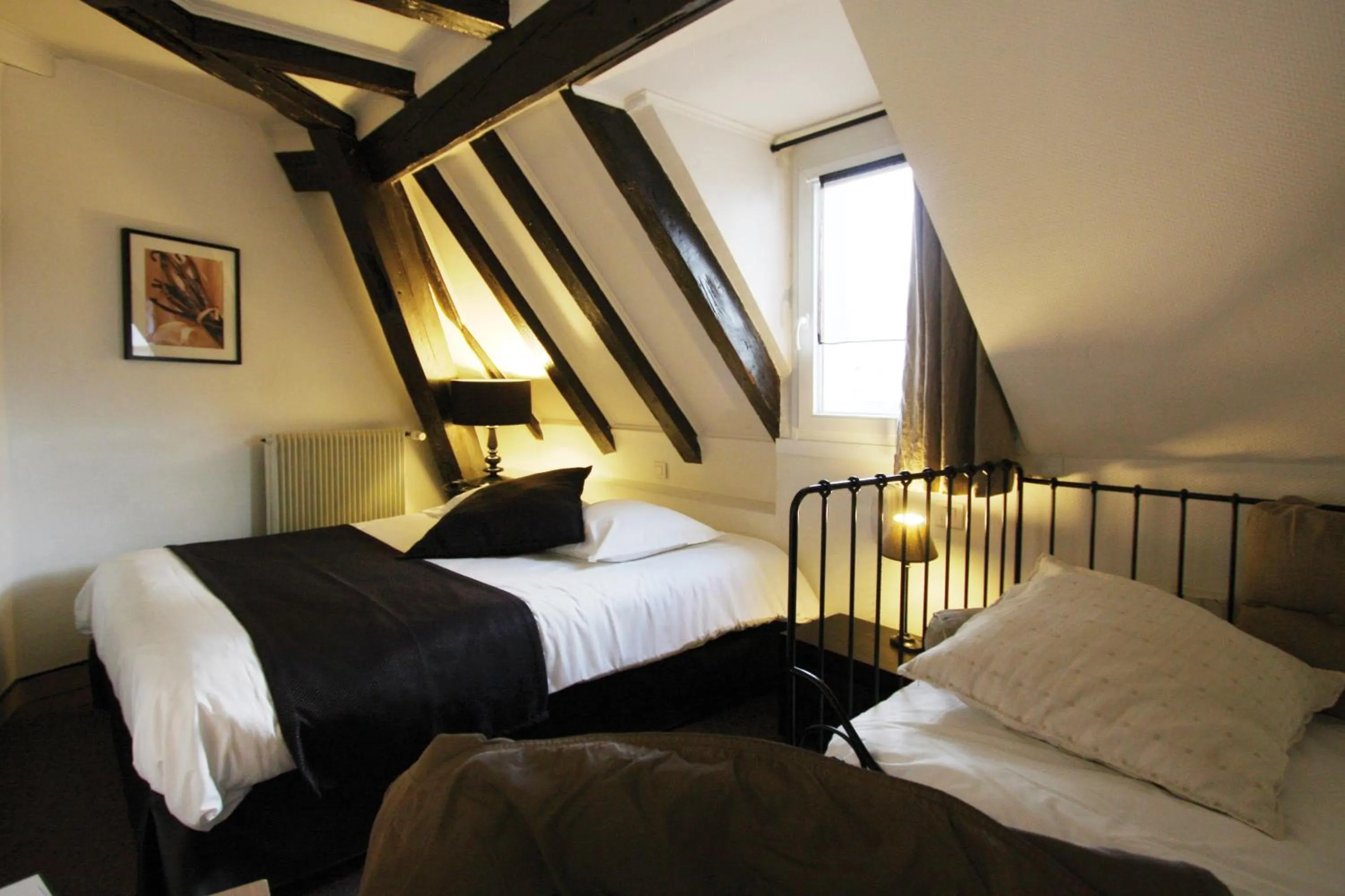 Photo of the whole room, Bed in Le Kléber Hôtel