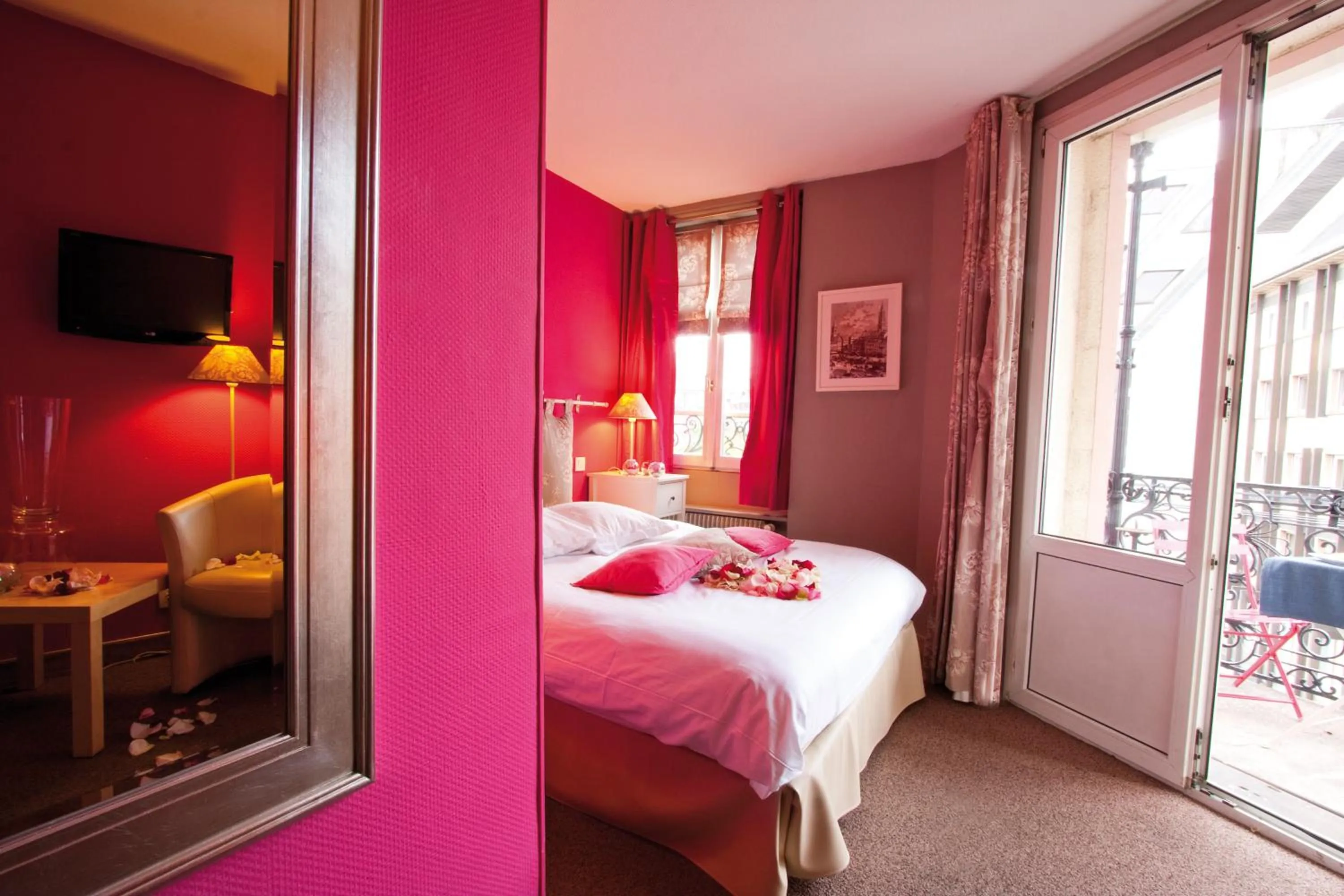Photo of the whole room, Bed in Le Kléber Hôtel