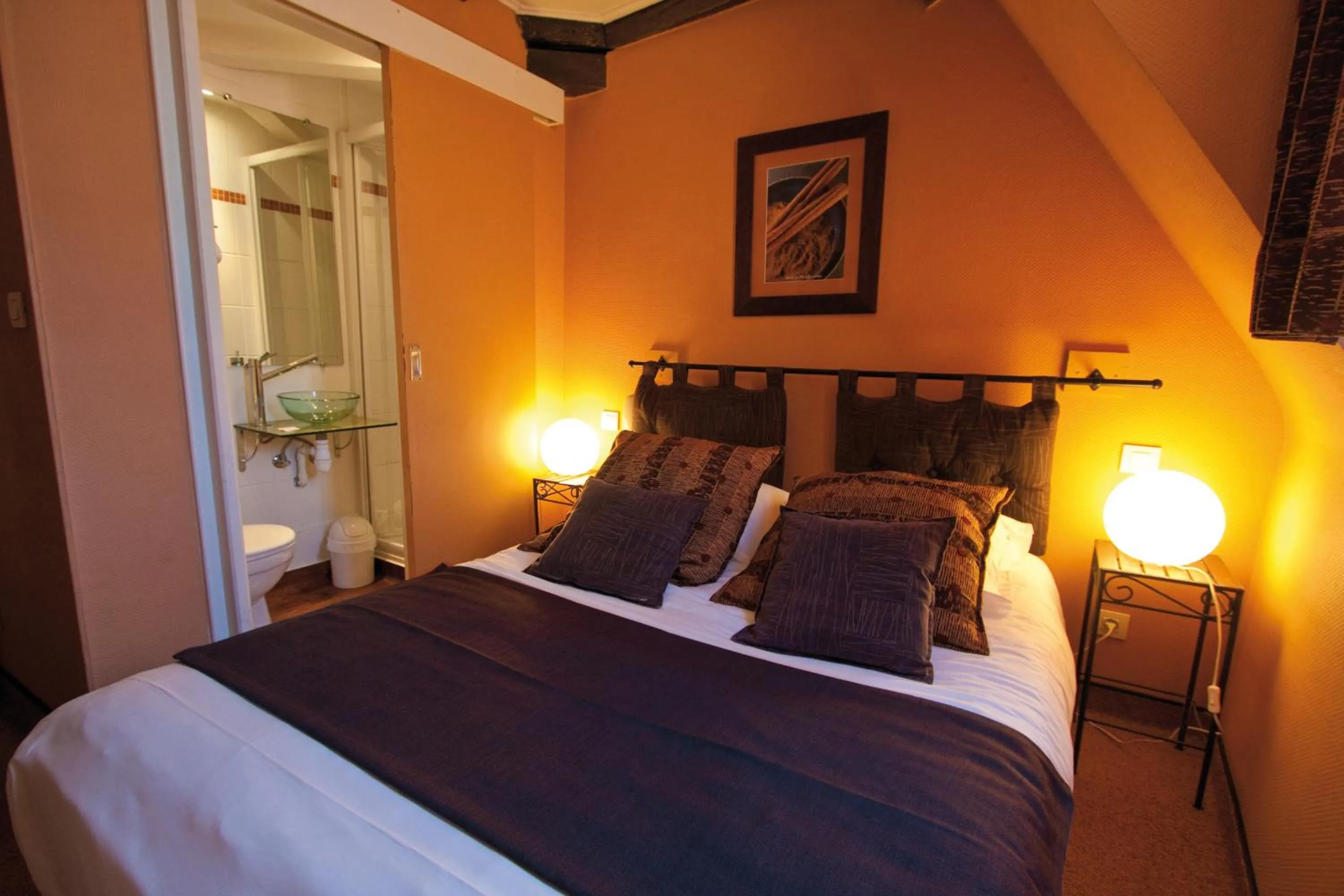 Photo of the whole room, Bed in Le Kléber Hôtel