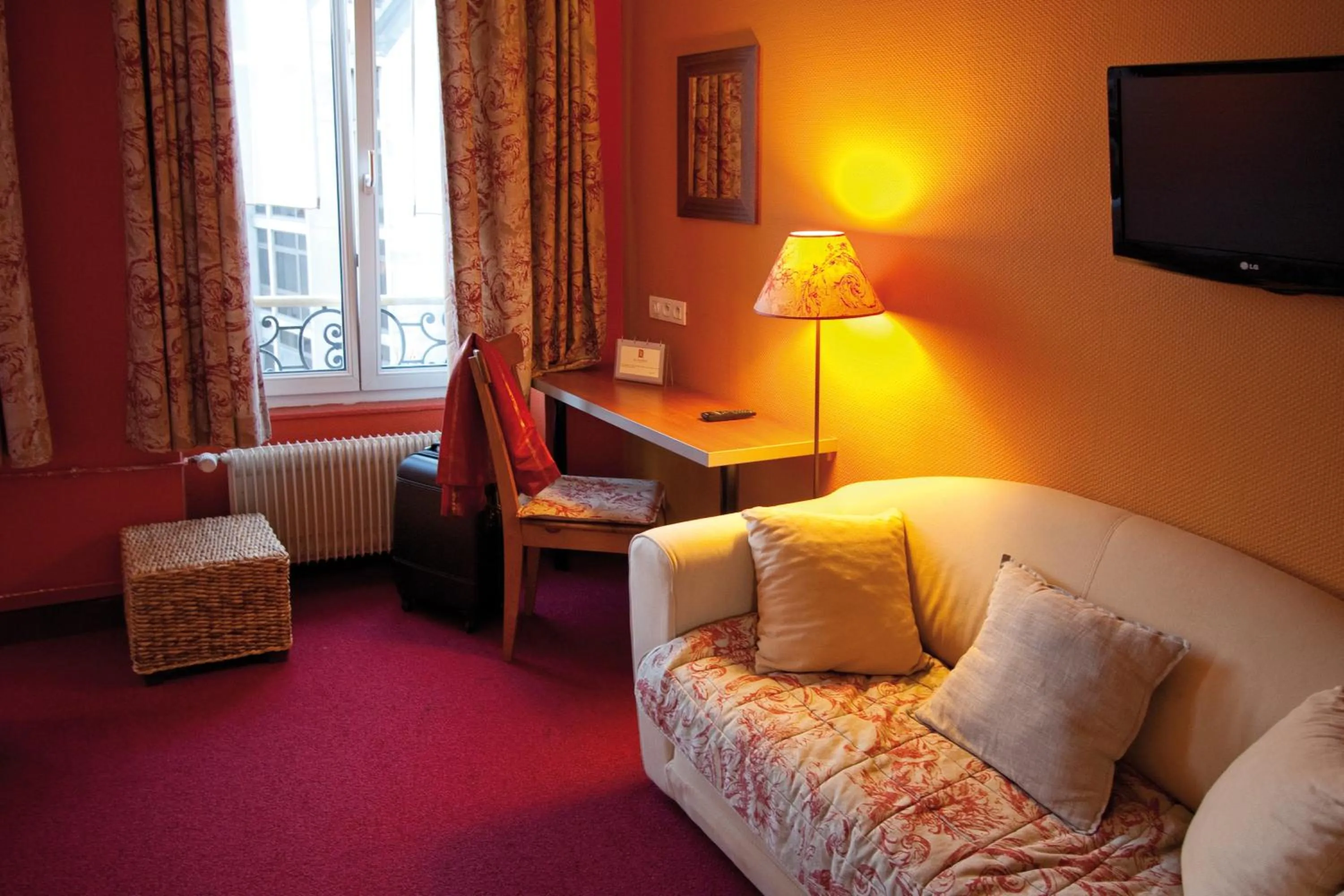 Seating area, Bed in Le Kléber Hôtel