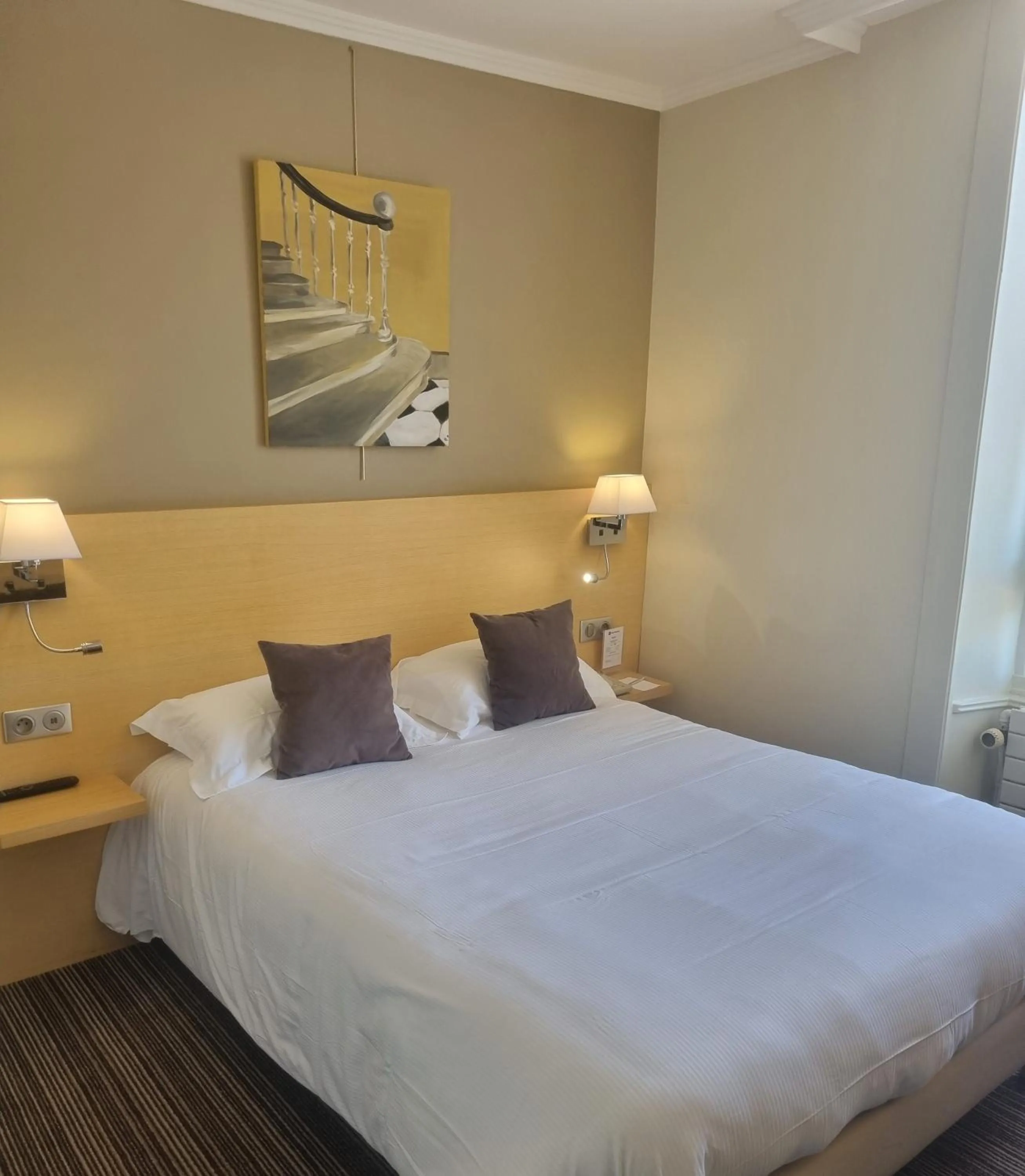 Bed in Best Western Grand Hotel de Bordeaux