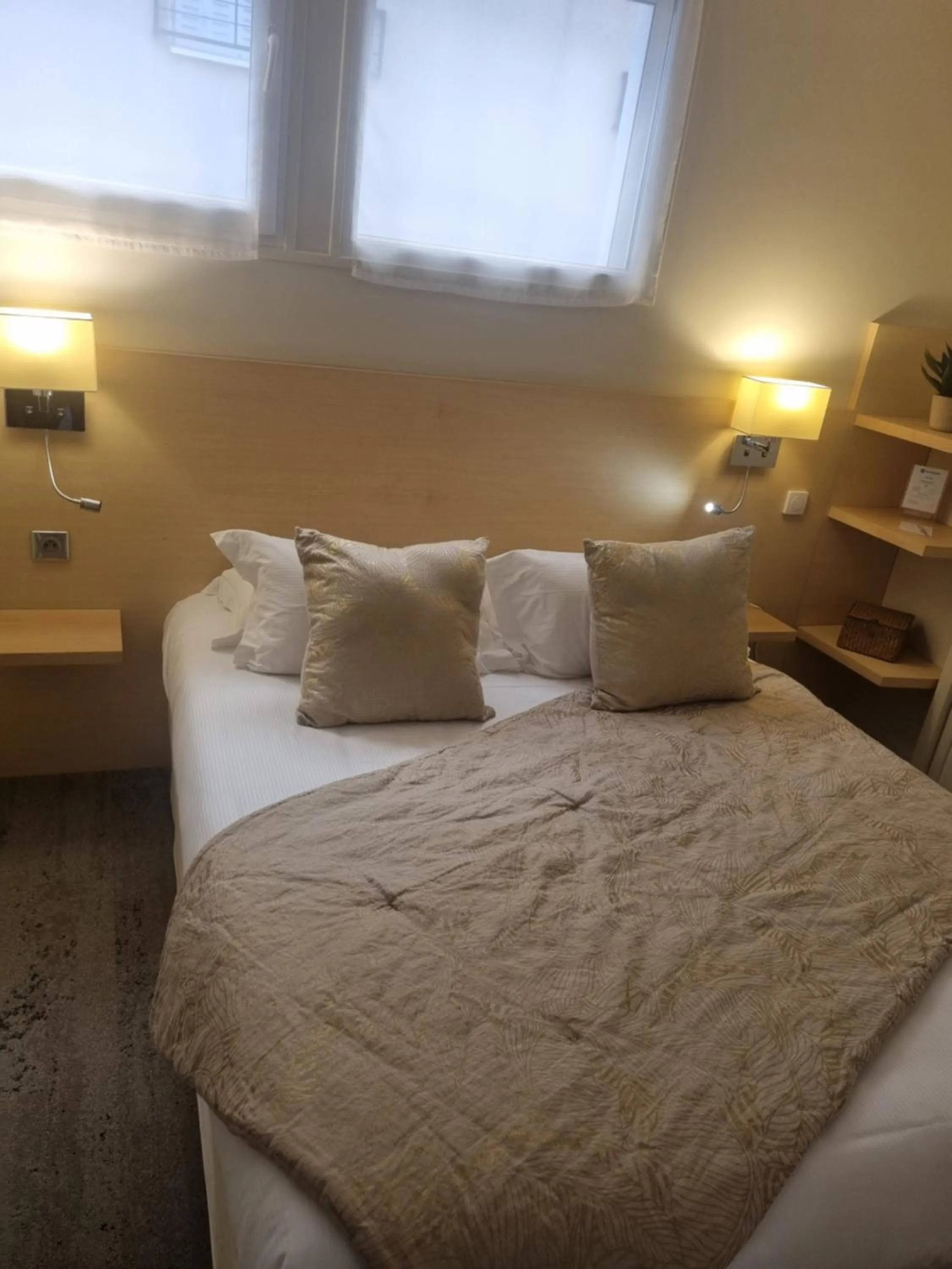 Bedroom, Bed in Best Western Grand Hotel de Bordeaux