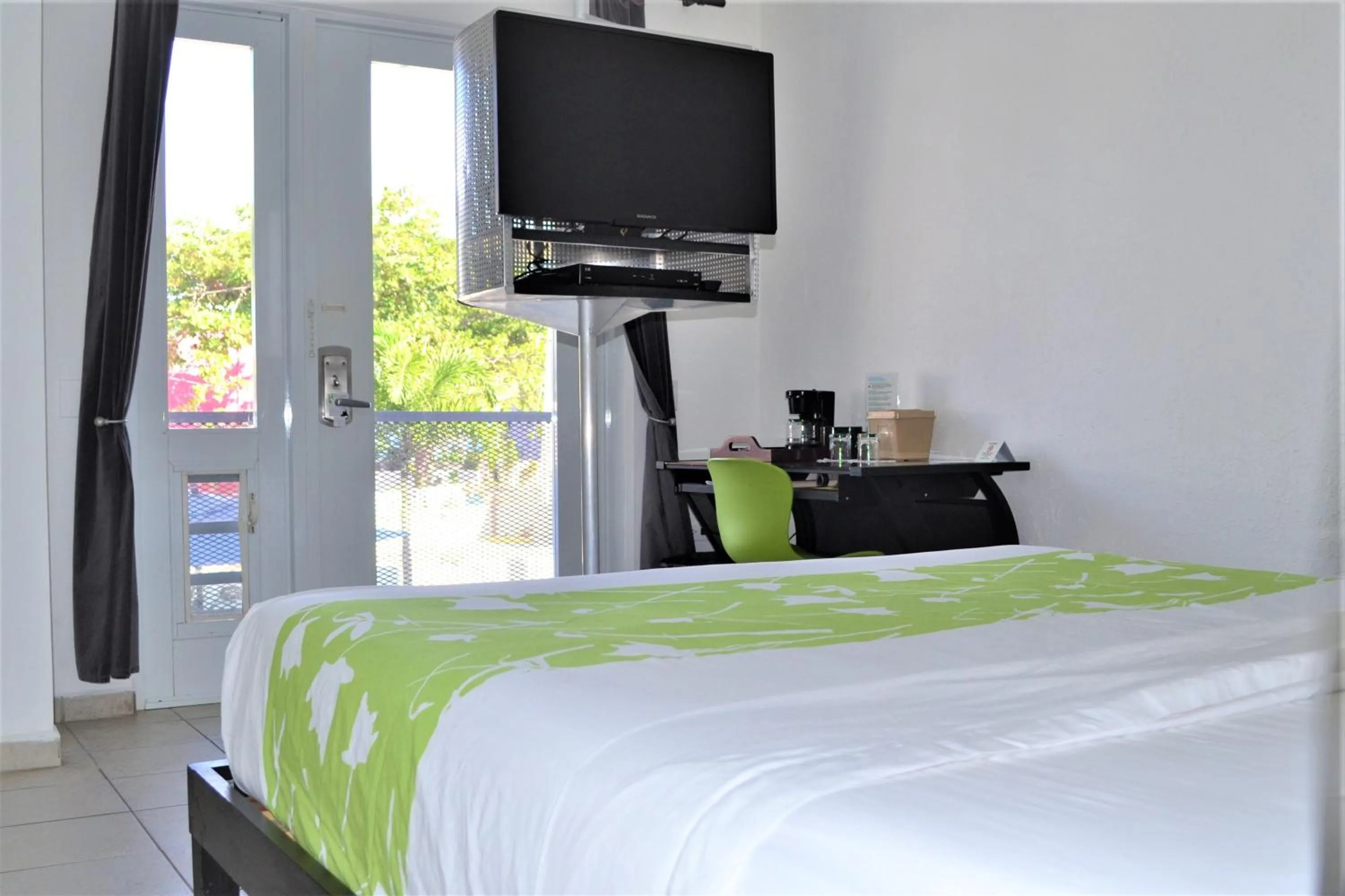 Evening entertainment, Bed in Casa Verde Hotel - Steps to the Beach, Pool, Restaurant & Bar