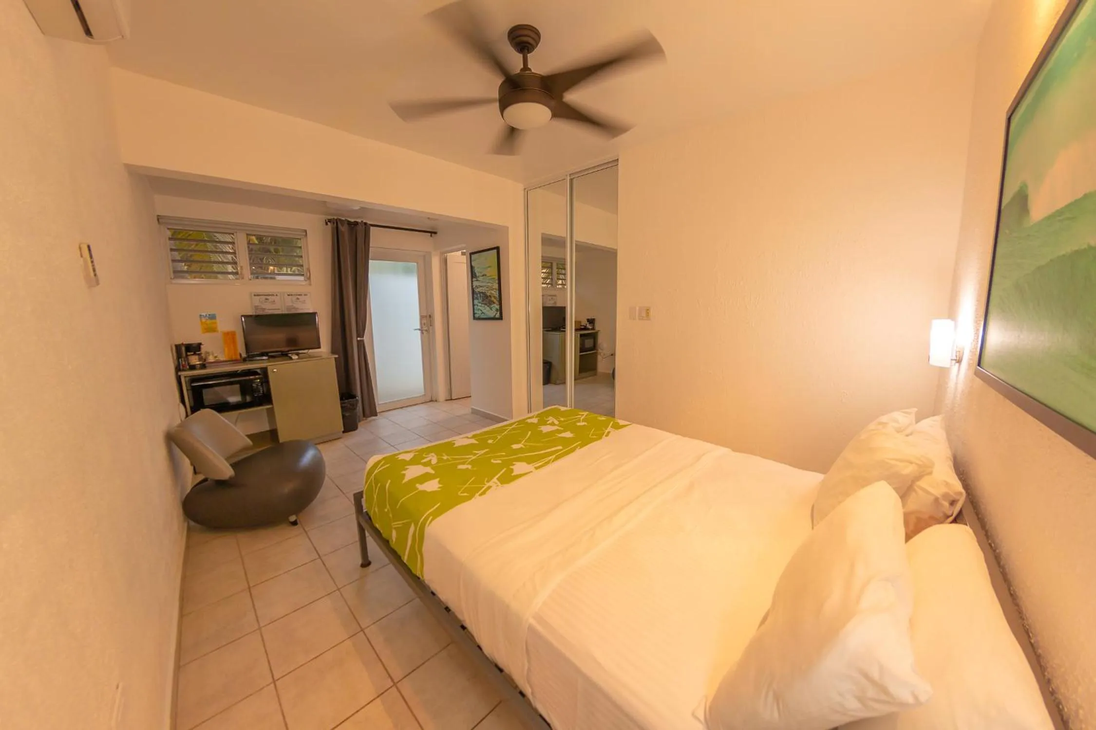 Photo of the whole room, Bed in Casa Verde Hotel - Steps to the Beach, Pool, Restaurant & Bar