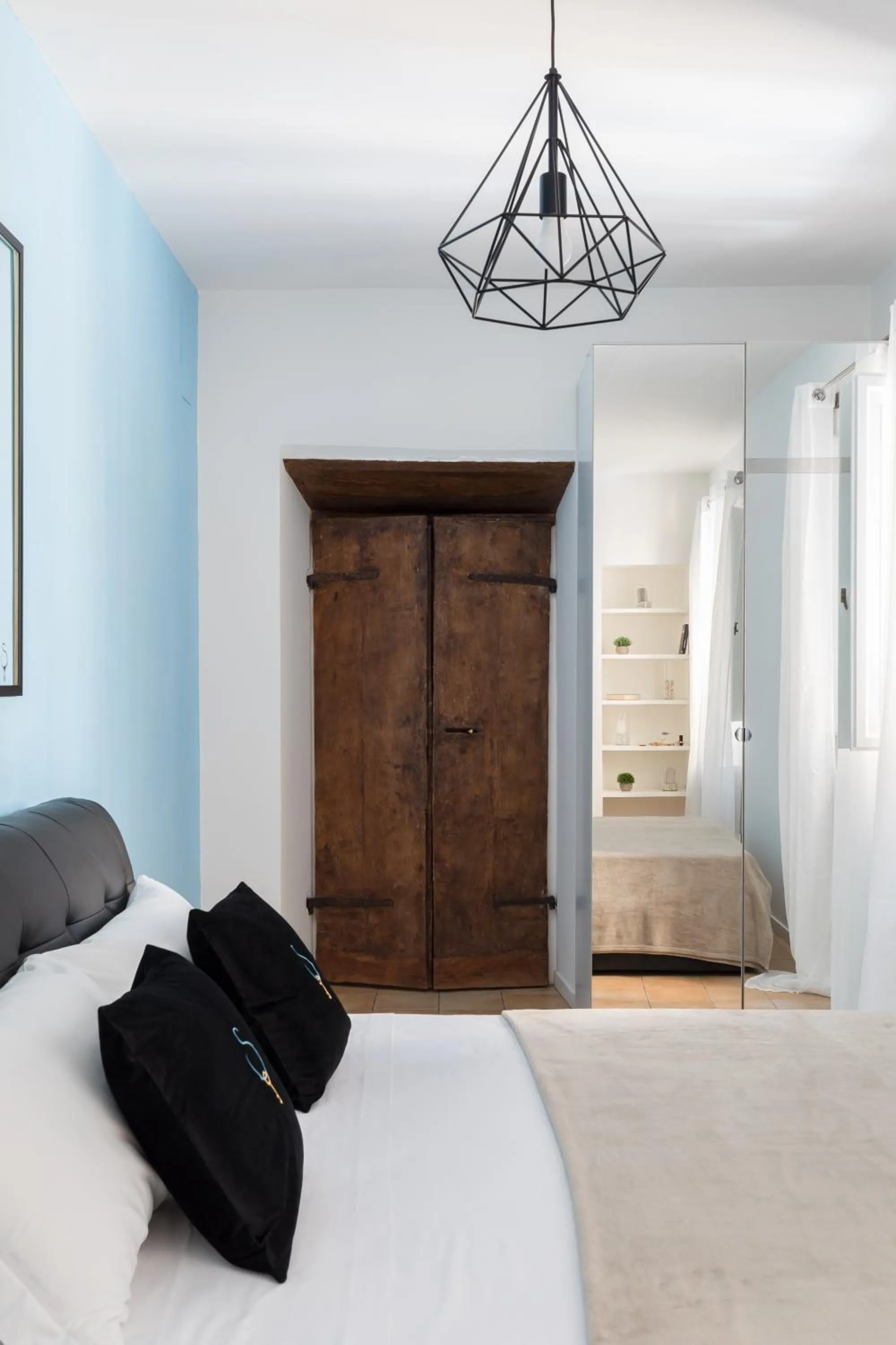 Bed in A World Aparts - 13 T.Argentina