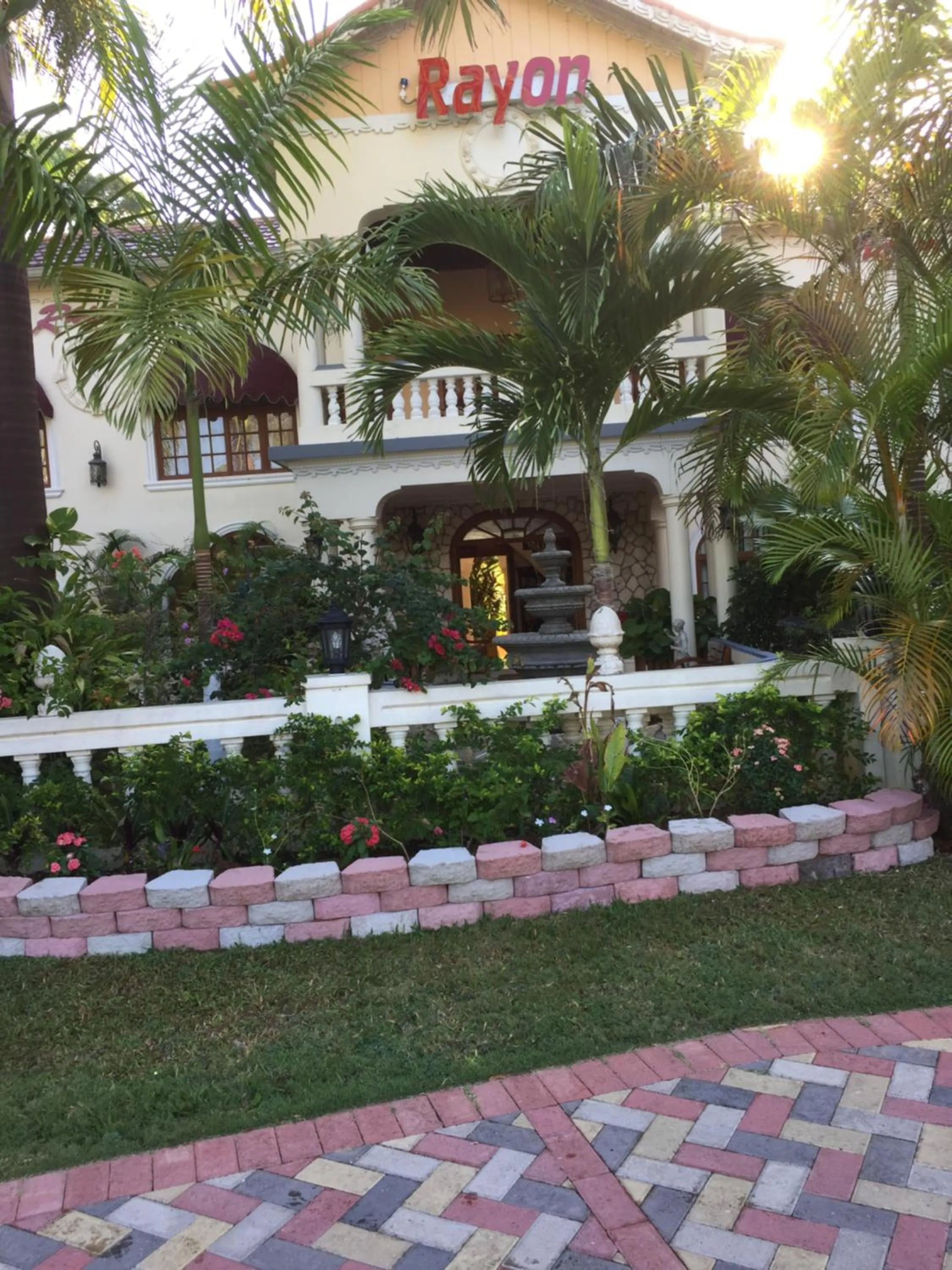 Facade/entrance in Rayon Hotel