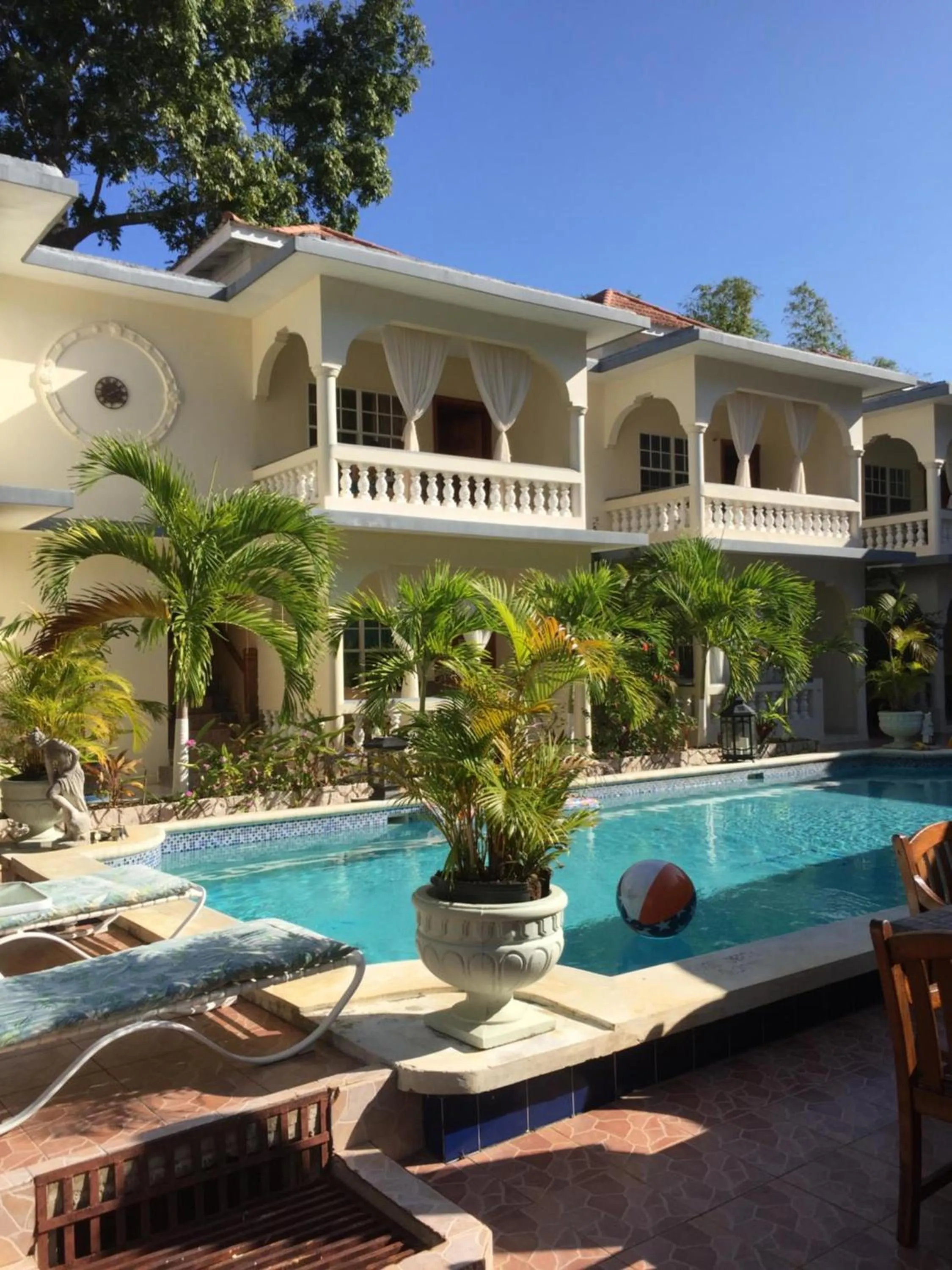 Swimming pool in Rayon Hotel