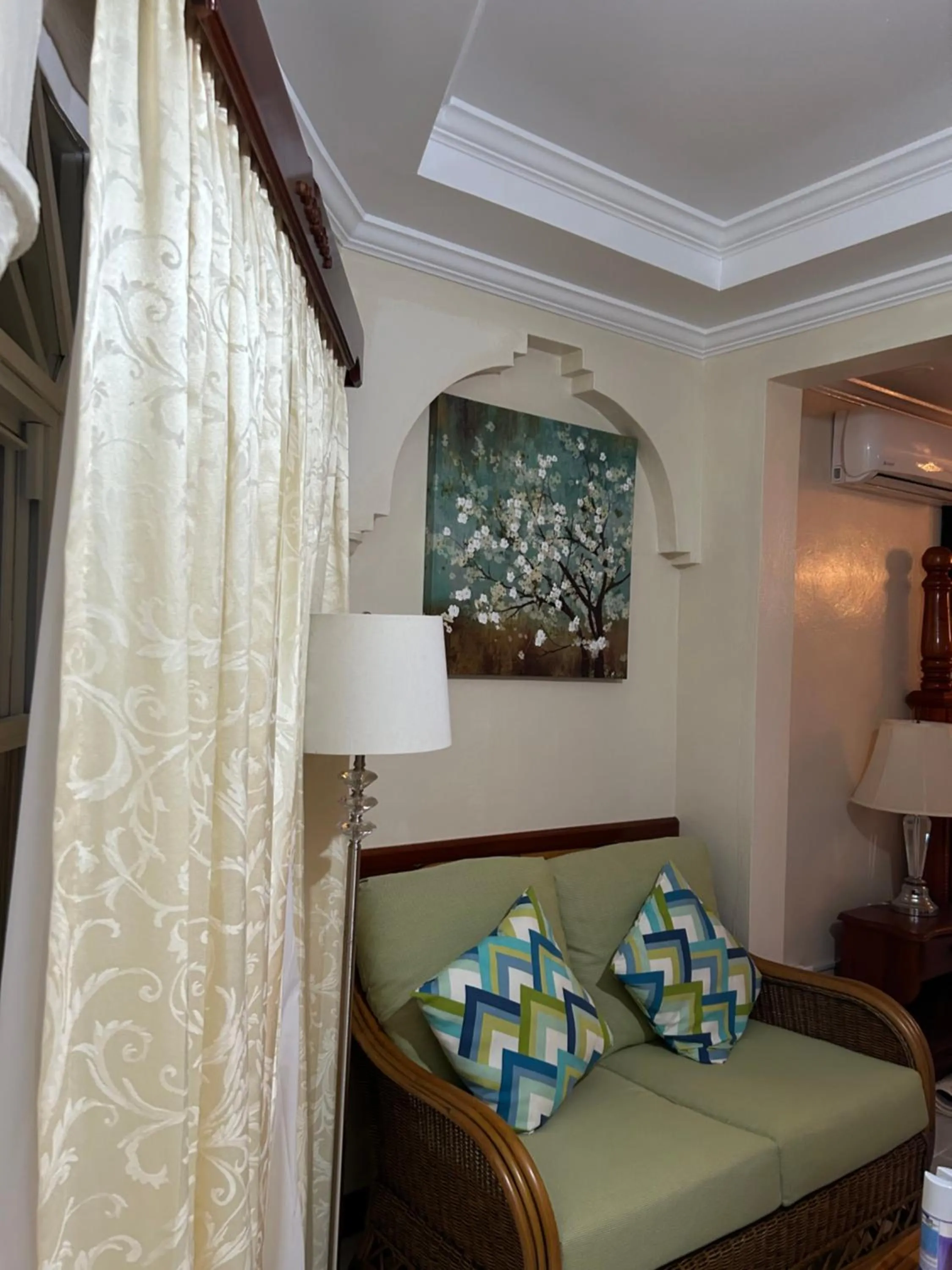 Seating area, Bed in Rayon Hotel