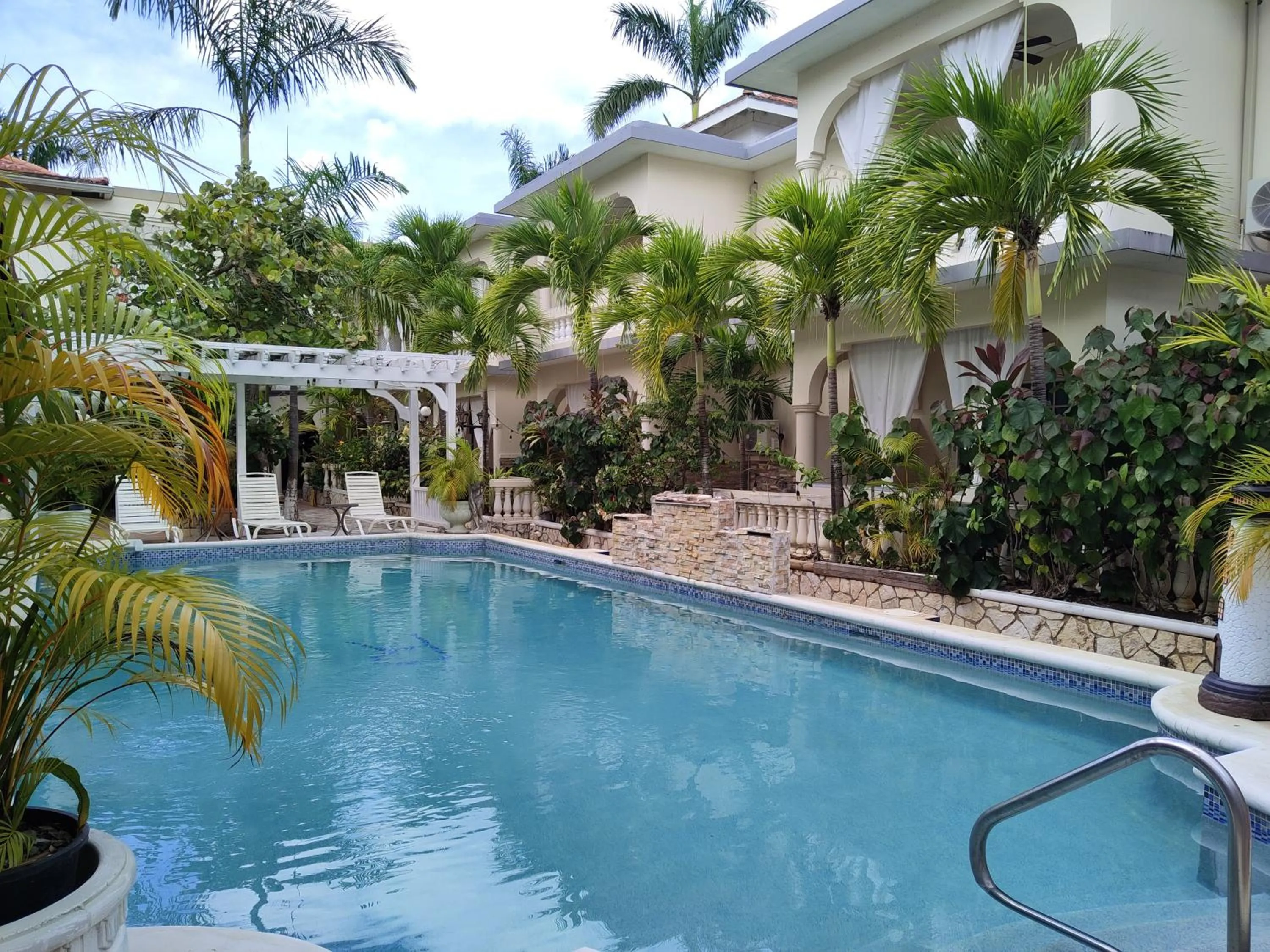 Swimming pool in Rayon Hotel
