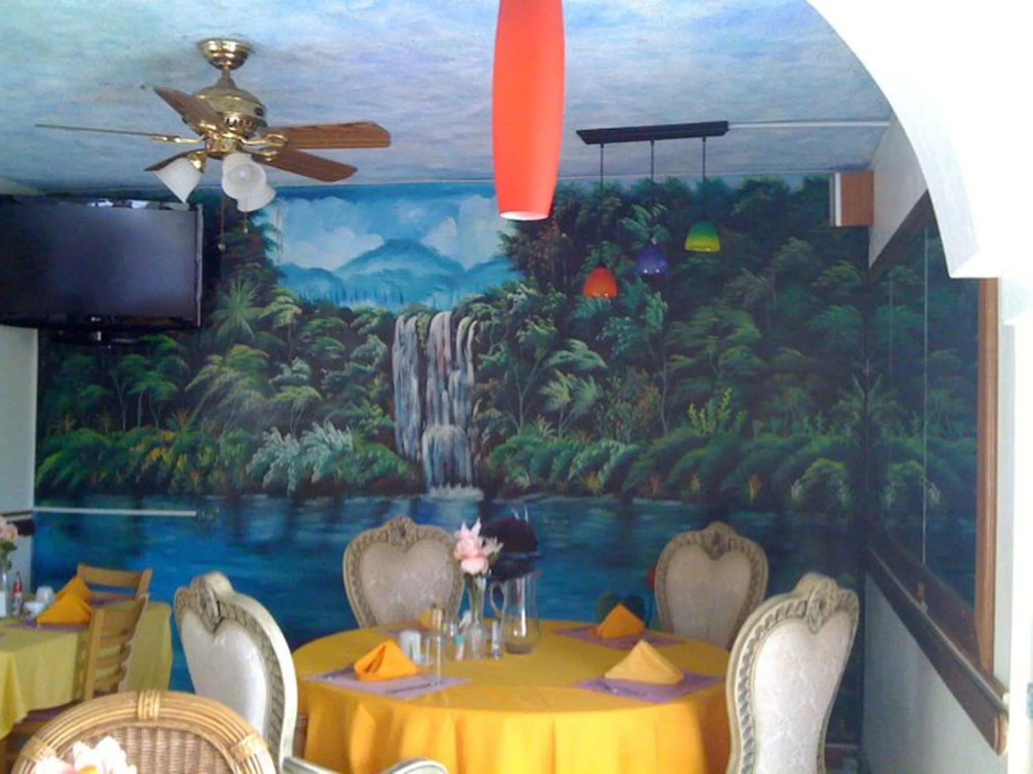 Restaurant/places to eat in Rayon Hotel