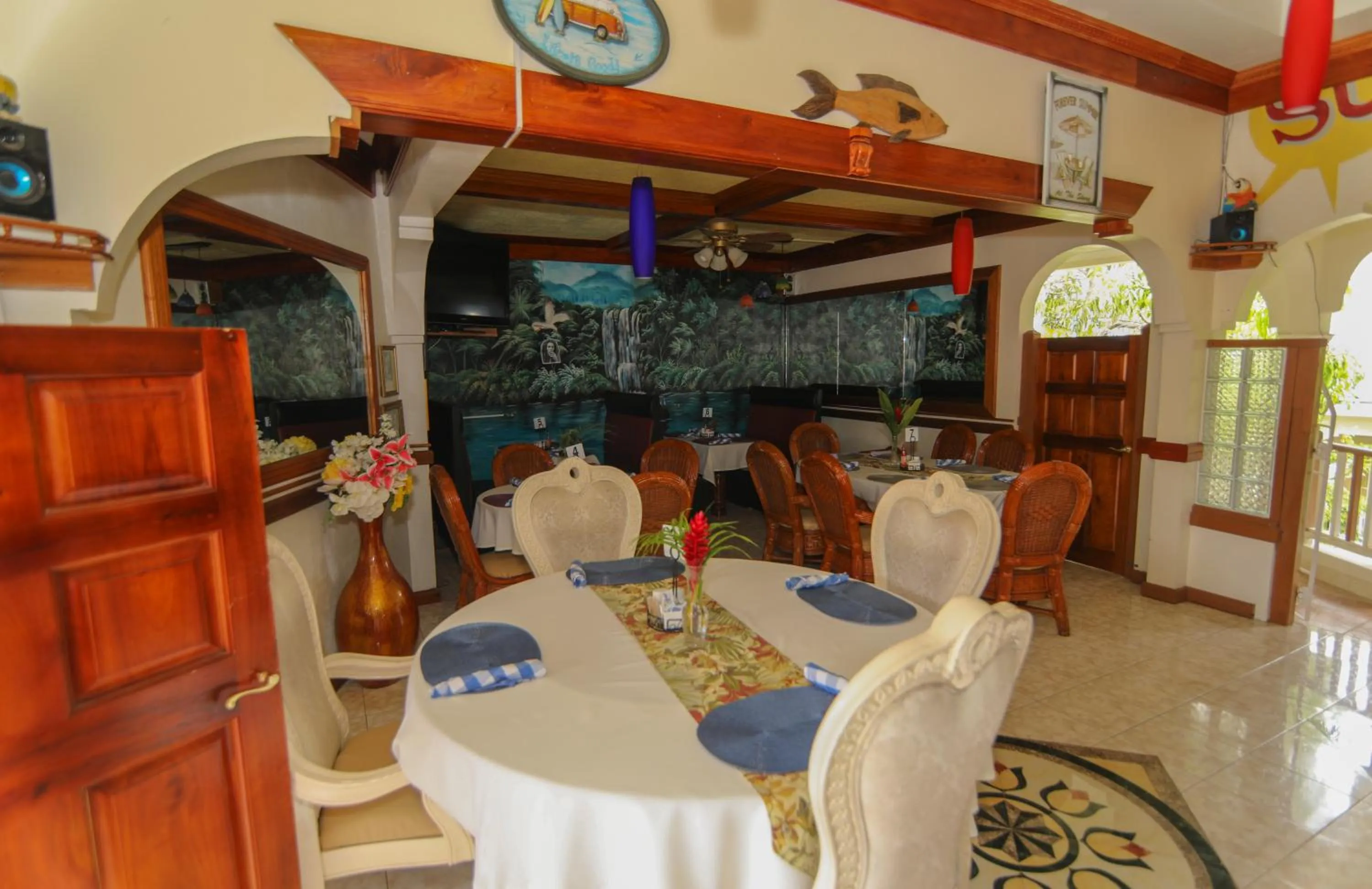 Restaurant/places to eat in Rayon Hotel