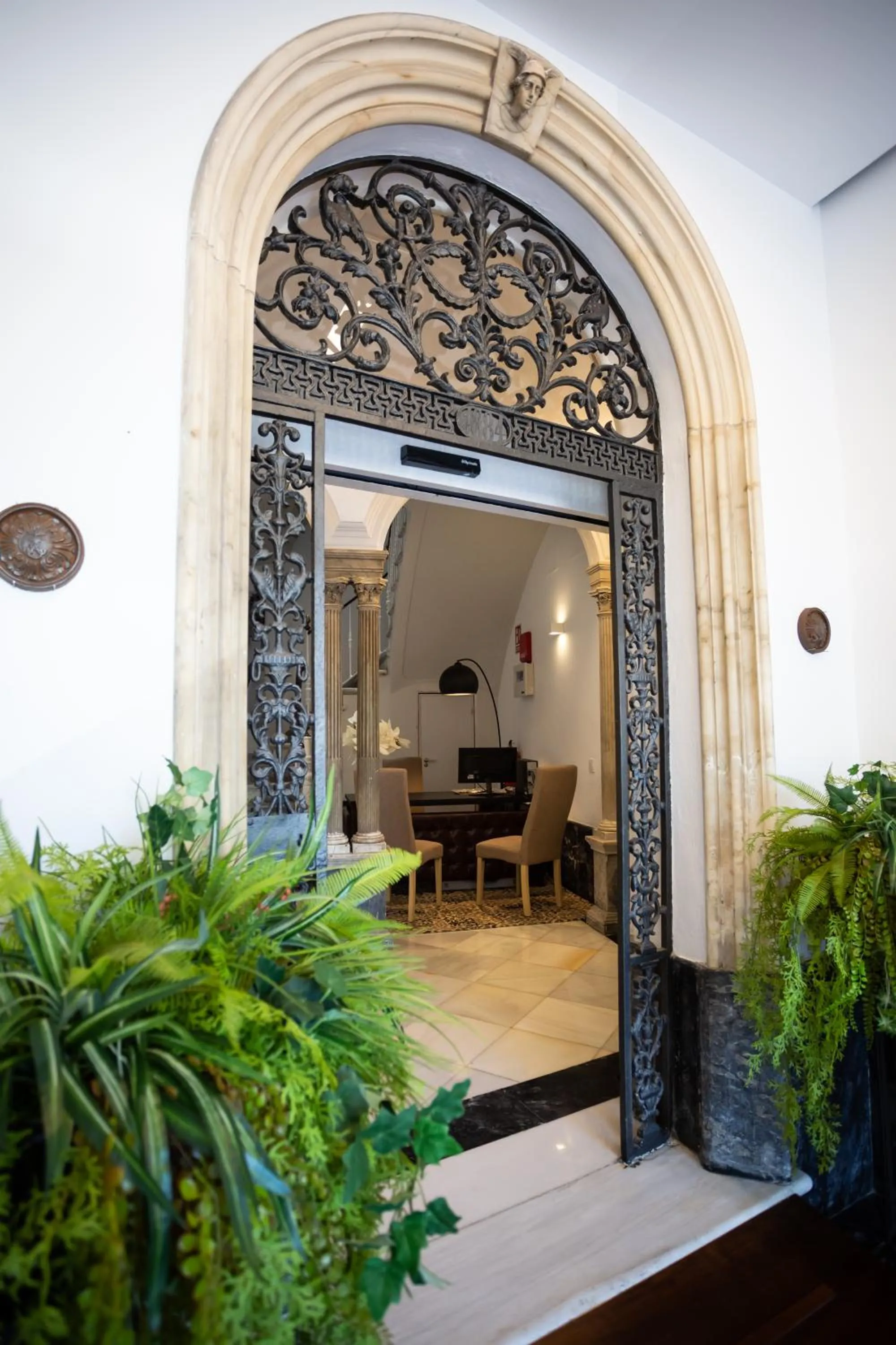 Facade/entrance in Plazuela del Carbón Suites