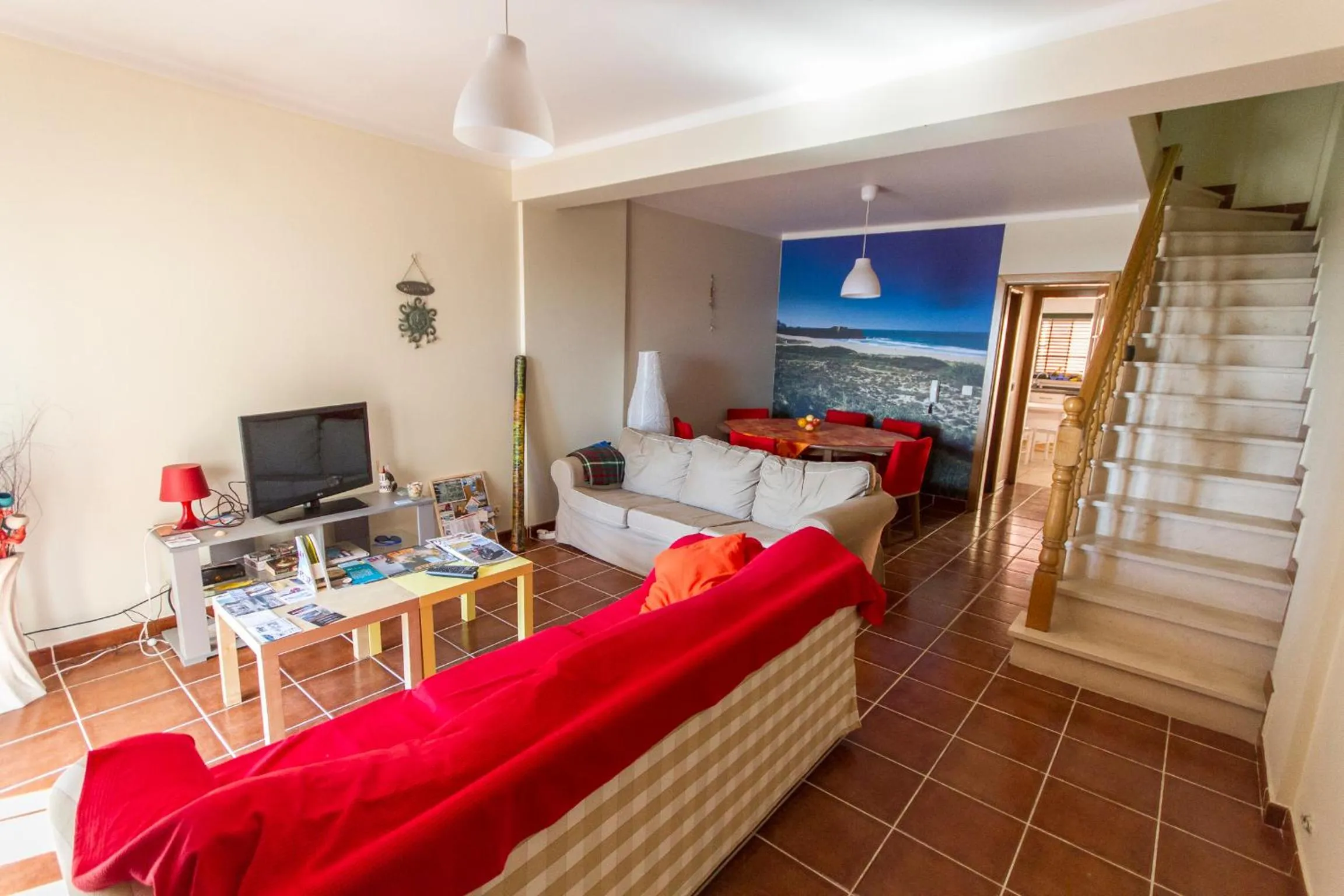 Communal lounge/ TV room in Supertubos Beach Hostel