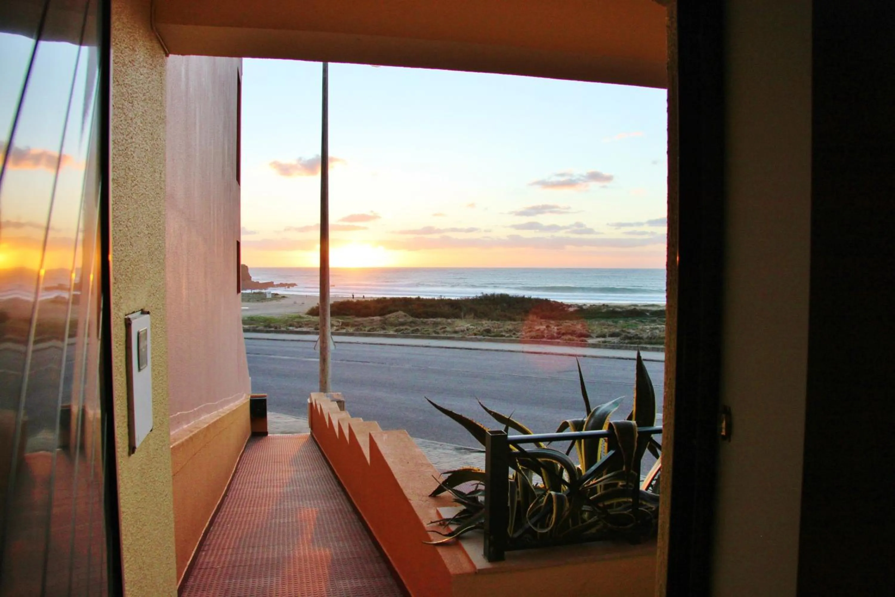 Facade/entrance in Supertubos Beach Hostel