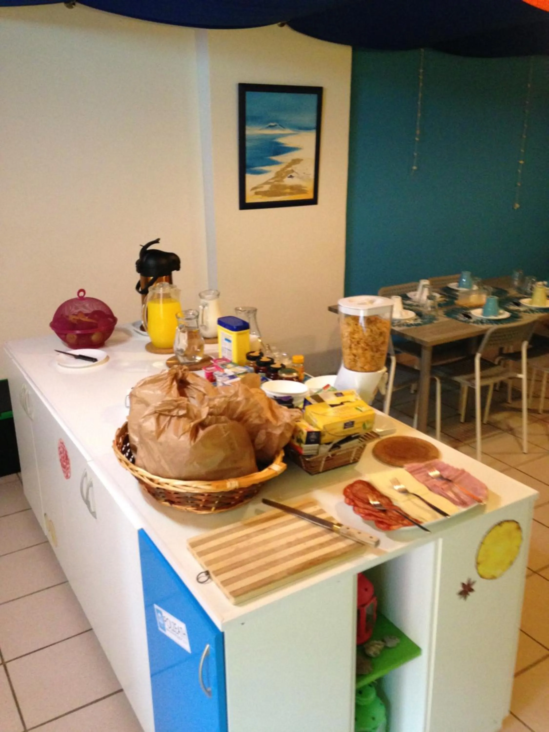 Food and drinks in Supertubos Beach Hostel