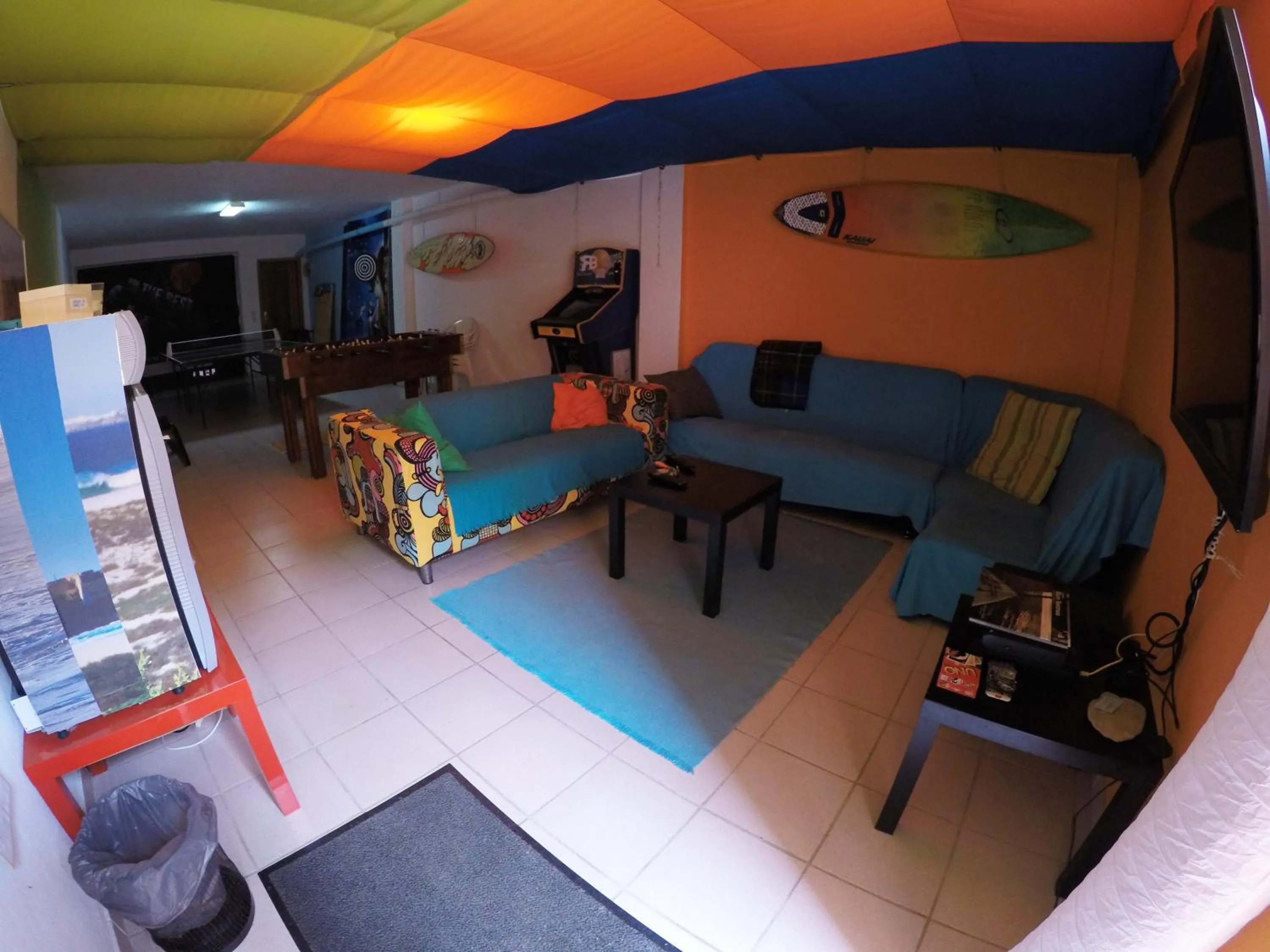 Living room in Supertubos Beach Hostel