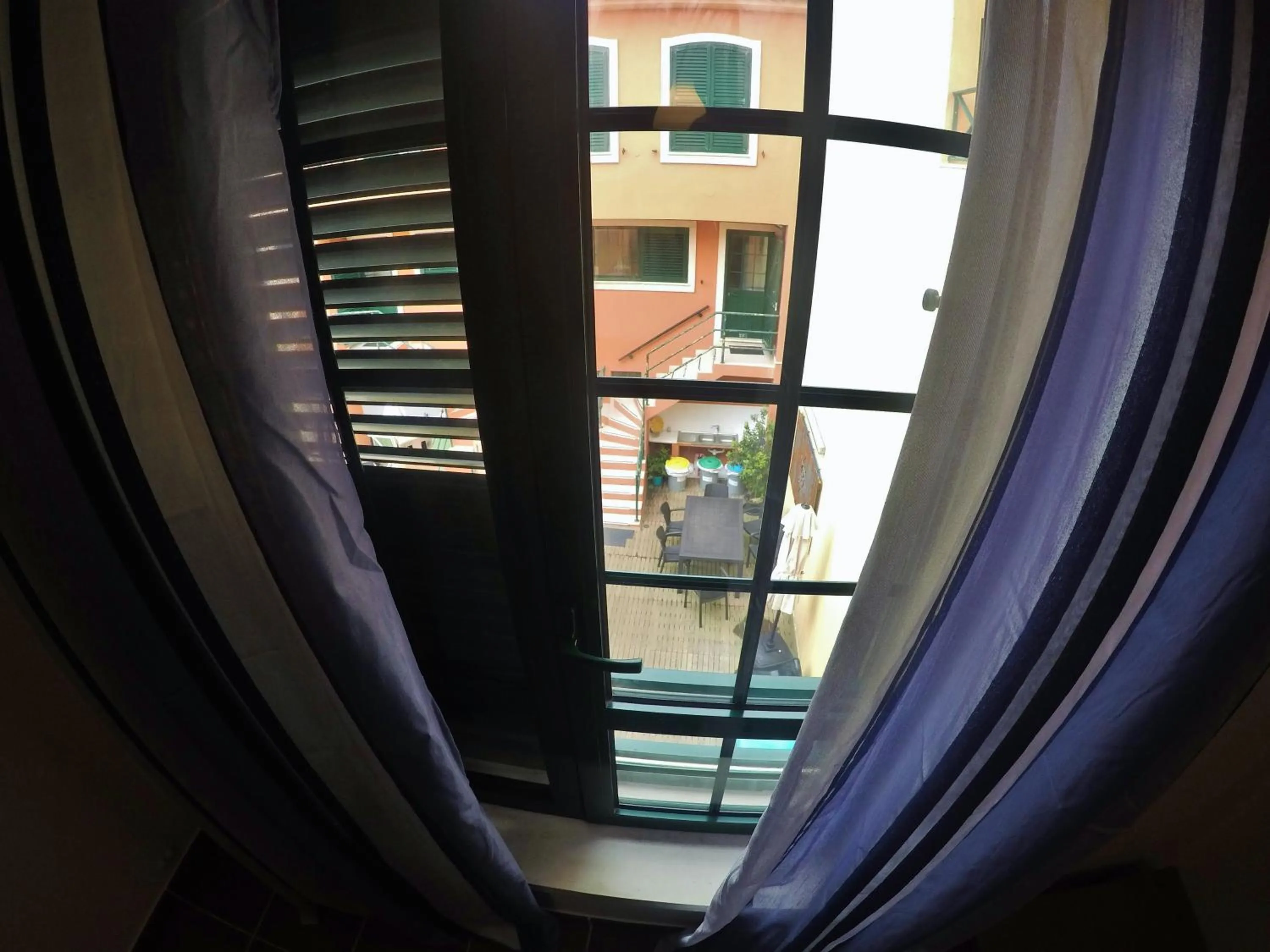 Inner courtyard view in Supertubos Beach Hostel