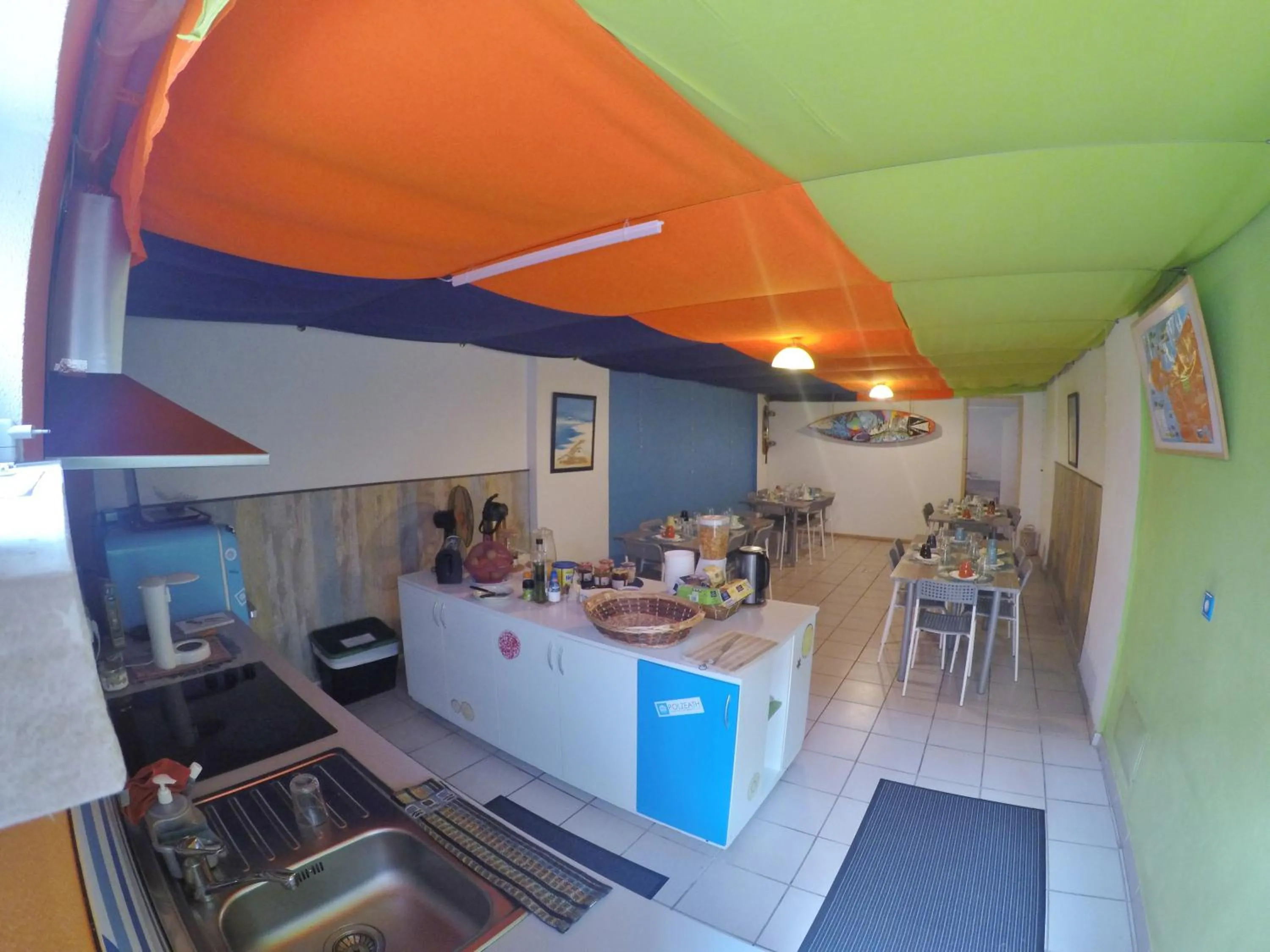 Kitchen or kitchenette in Supertubos Beach Hostel