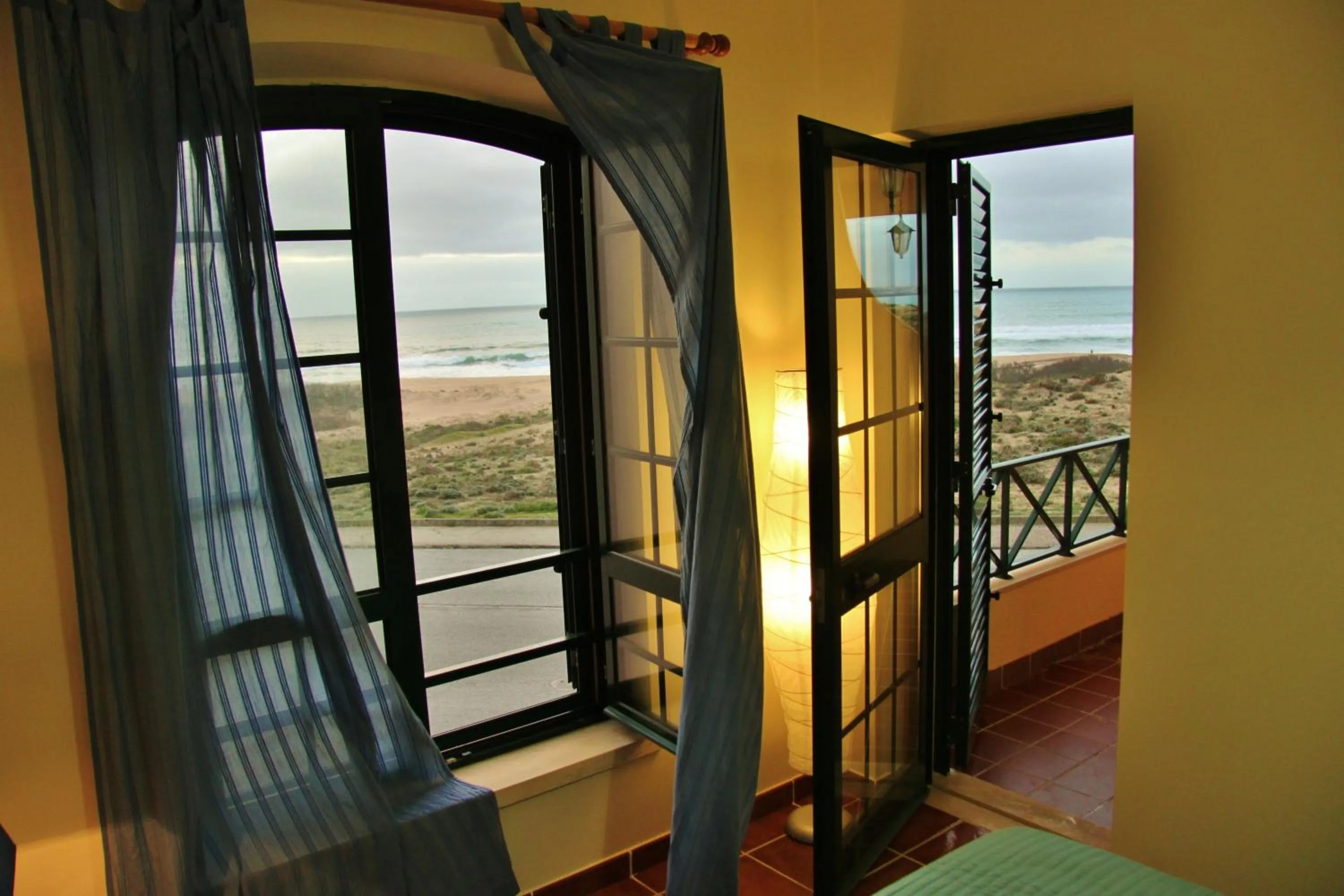 BBQ facilities in Supertubos Beach Hostel