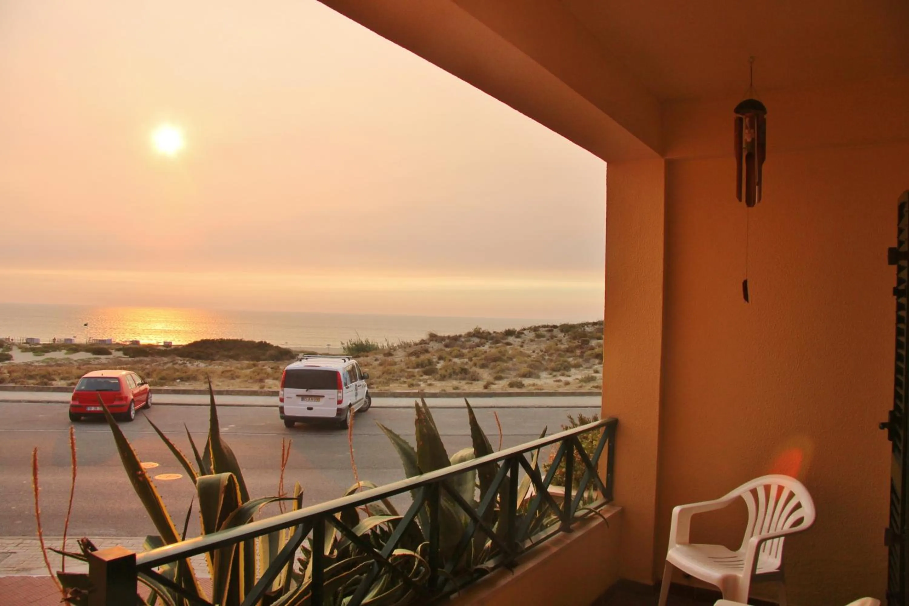 Facade/entrance in Supertubos Beach Hostel