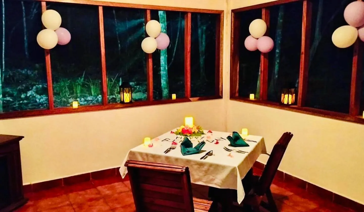 Dining area in Mariposa Jungle Lodge