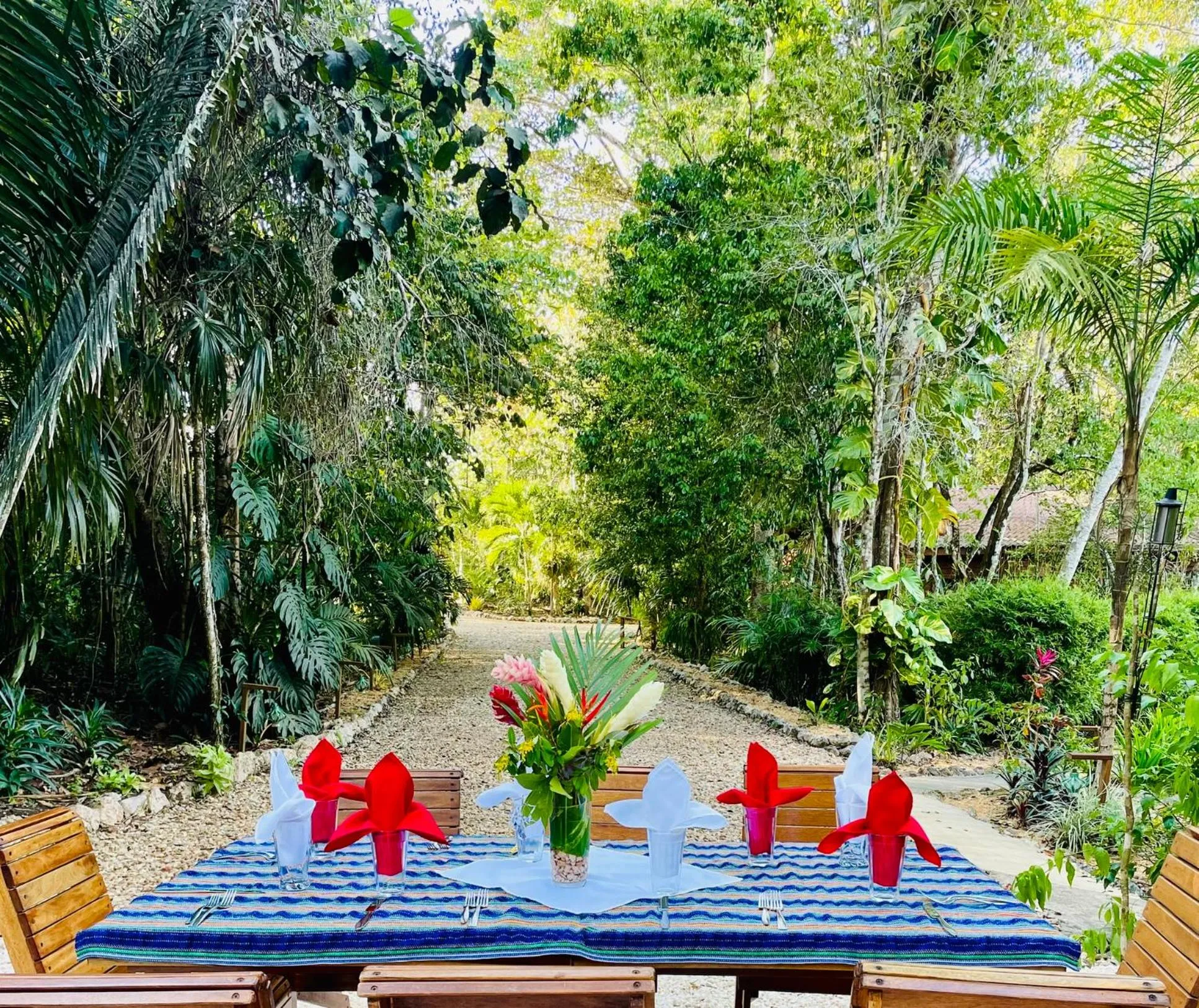 Dining area in Mariposa Jungle Lodge