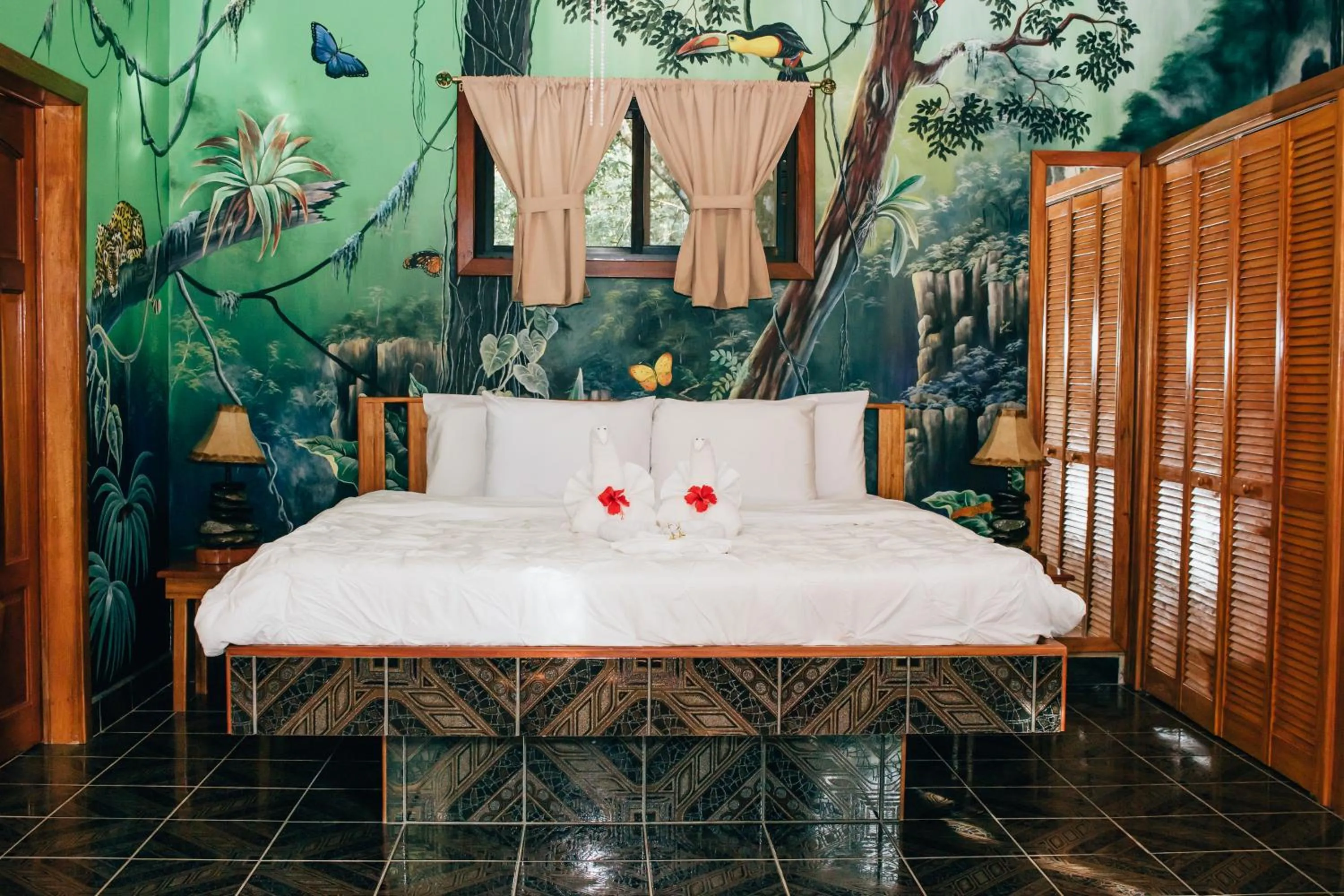 Bed in Mariposa Jungle Lodge